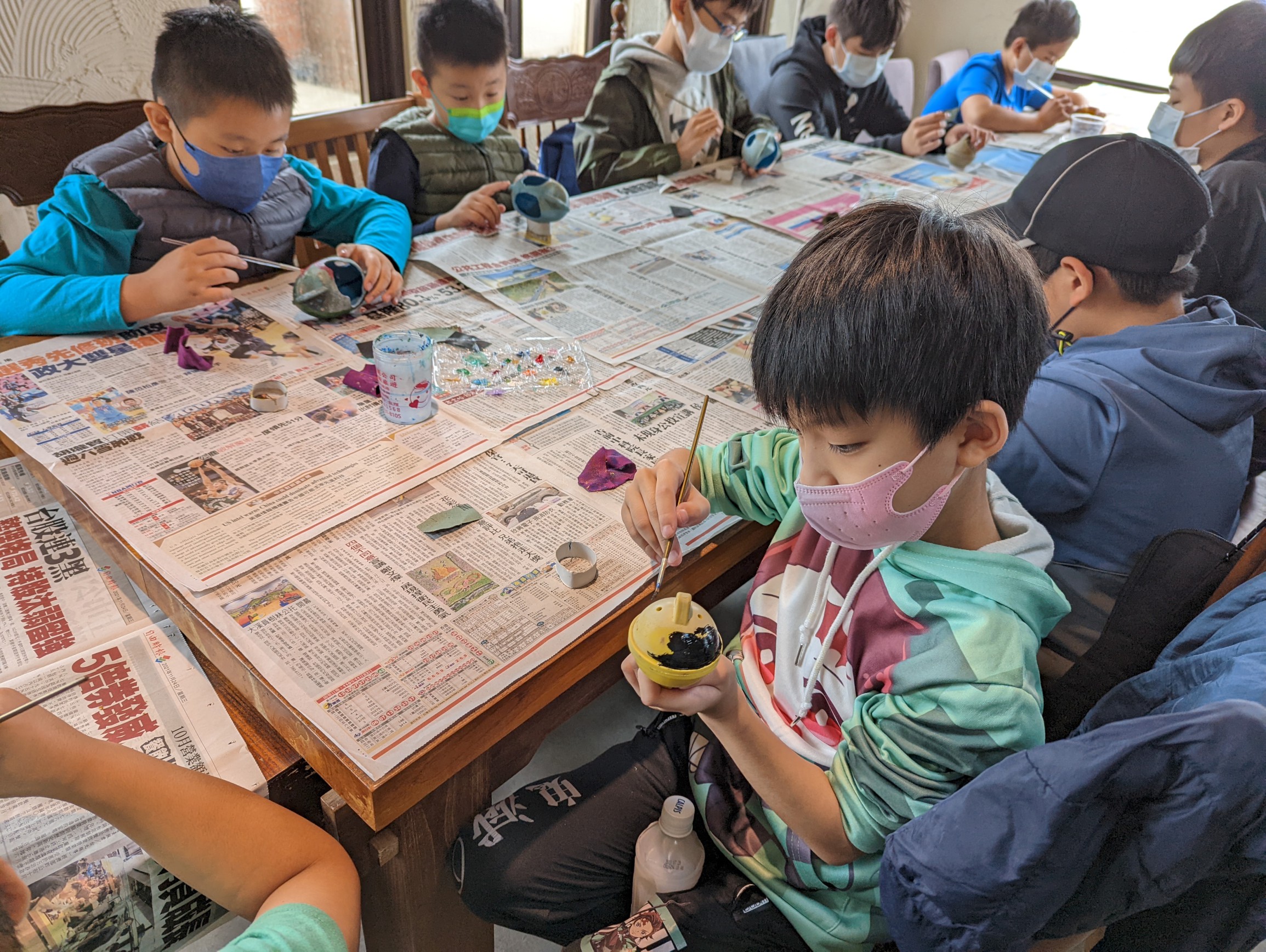 孩子們專注地為海廢小浮球彩繪