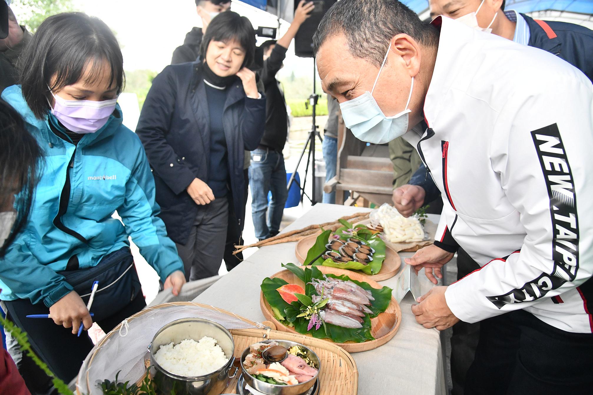 「友善野鳥飯包2.0」採用羽豐米，更將貢寮鮑、山藥、小卷、紫菜等東北角特色農漁產品納入便當菜色。