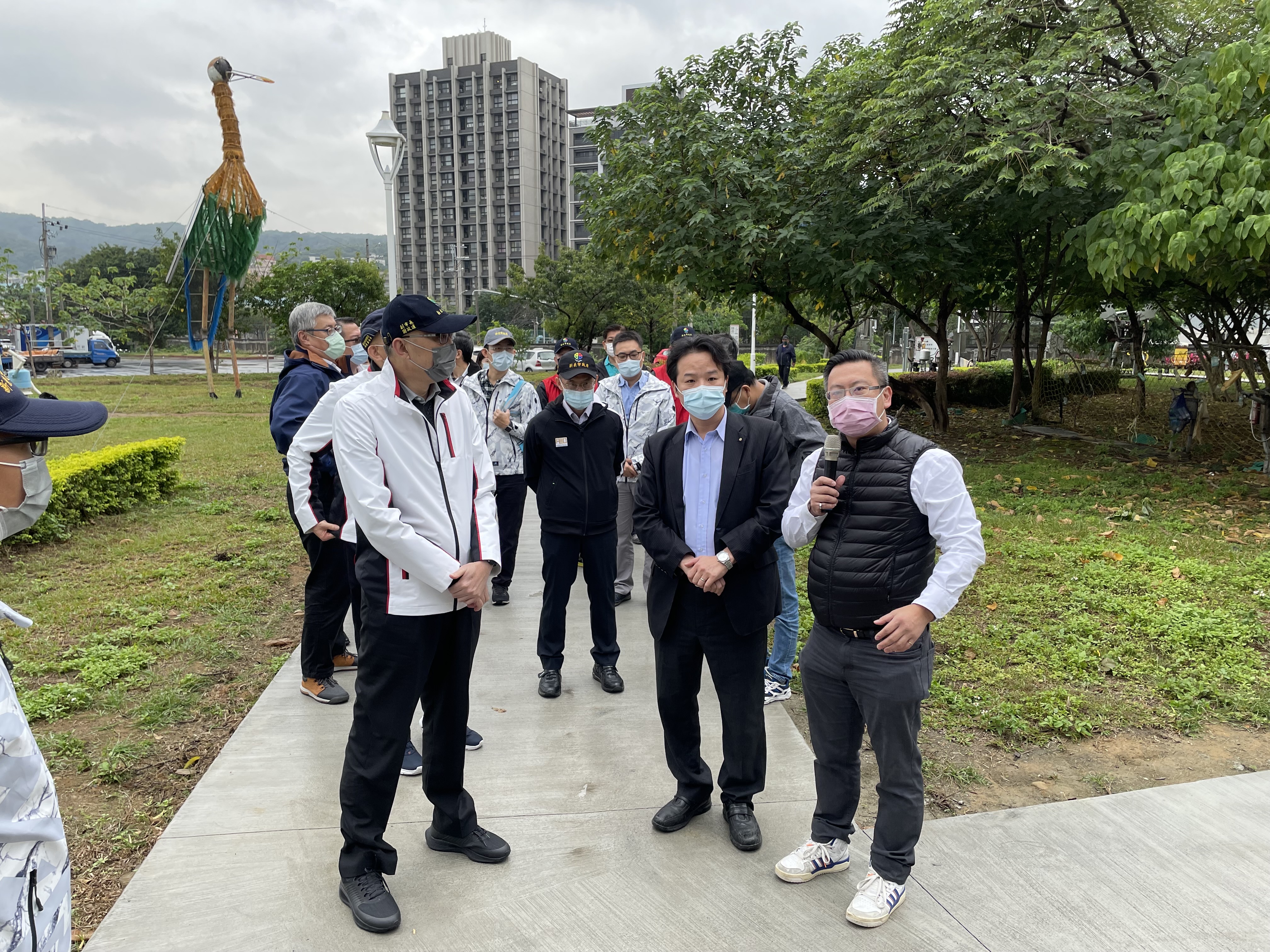 2.華新園區」的廠家代表黃先生進行導覽及介紹園區的特色與轉型.jpg