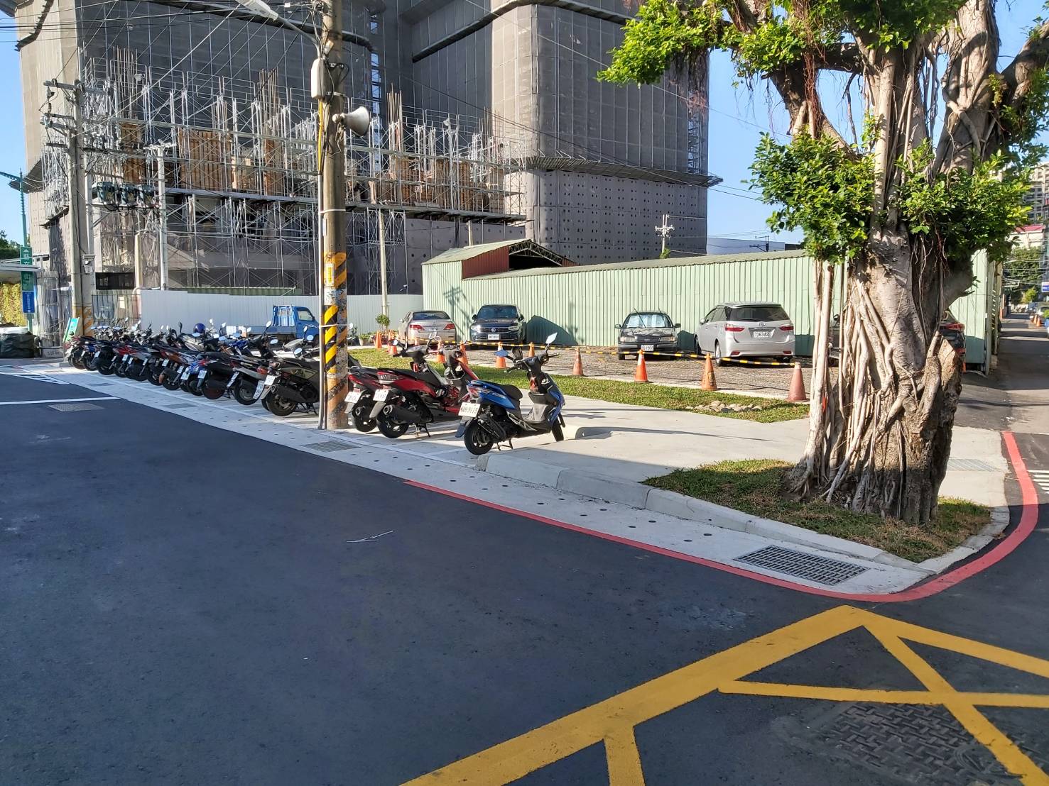 板橋區中正路379巷與399巷19弄路口閒置公有土地改善後，將土地簡易綠美化並設置機車停車空間46格，滿足當地停車需求。