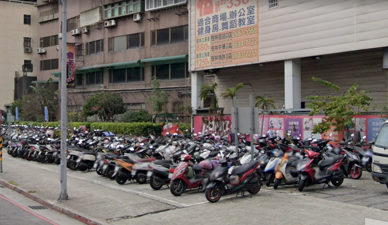樹林區板林路(博愛一街至溪崑二街22巷)單號側土地早期無專用人行空間，造成行人通行受阻。