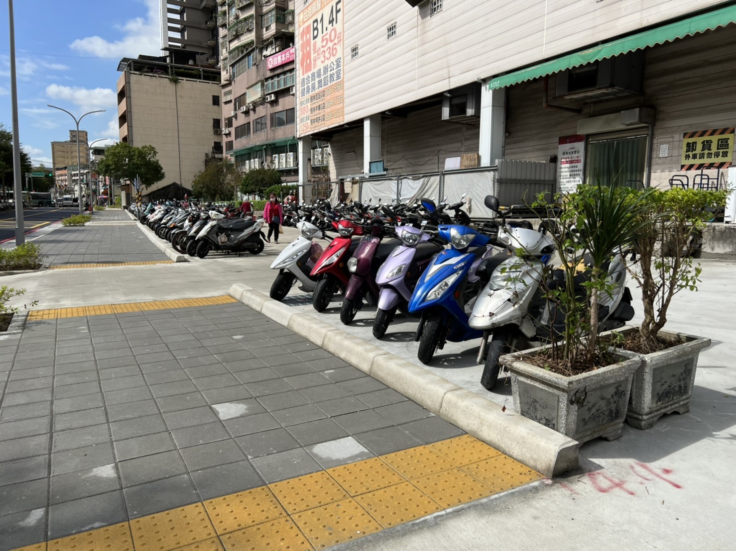 為打通樹林區板林路整體人行空間，市府團隊協調占用戶自行拆除地上物，並統一將既有中斷之人行道拓寬至3.6公尺。