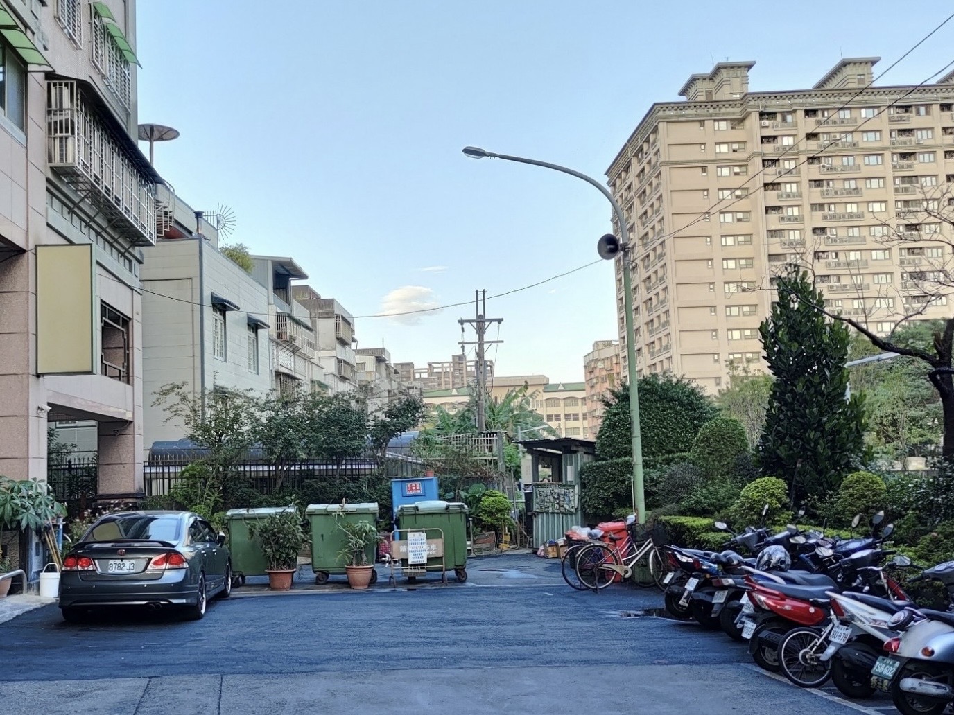 新莊區樹新路120巷49弄「統一小別墅」社區旁，也是樹林保順街、新莊樹新路120巷、板橋大觀路等三個行政區交界，過去被圍牆區隔汽機車無法通行。