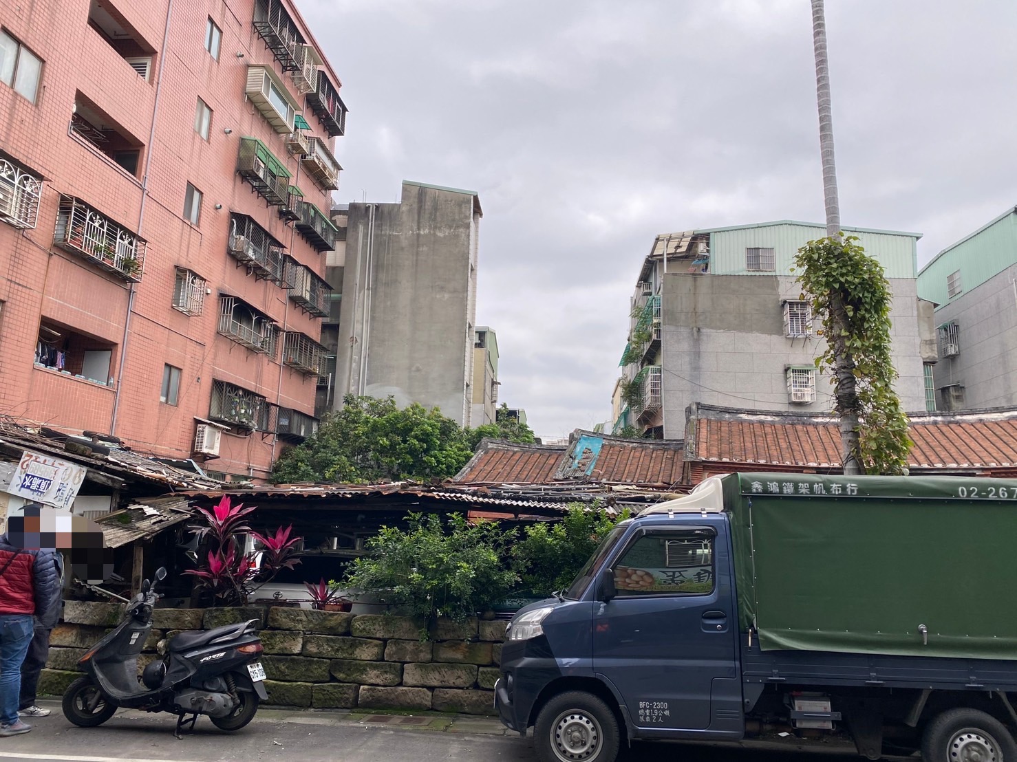 樹林火車站及南樹林火車站之間的鎮前街367巷，早期巷尾與東榮街之間被一棟占用公有地的違建阻隔，形成無尾巷。