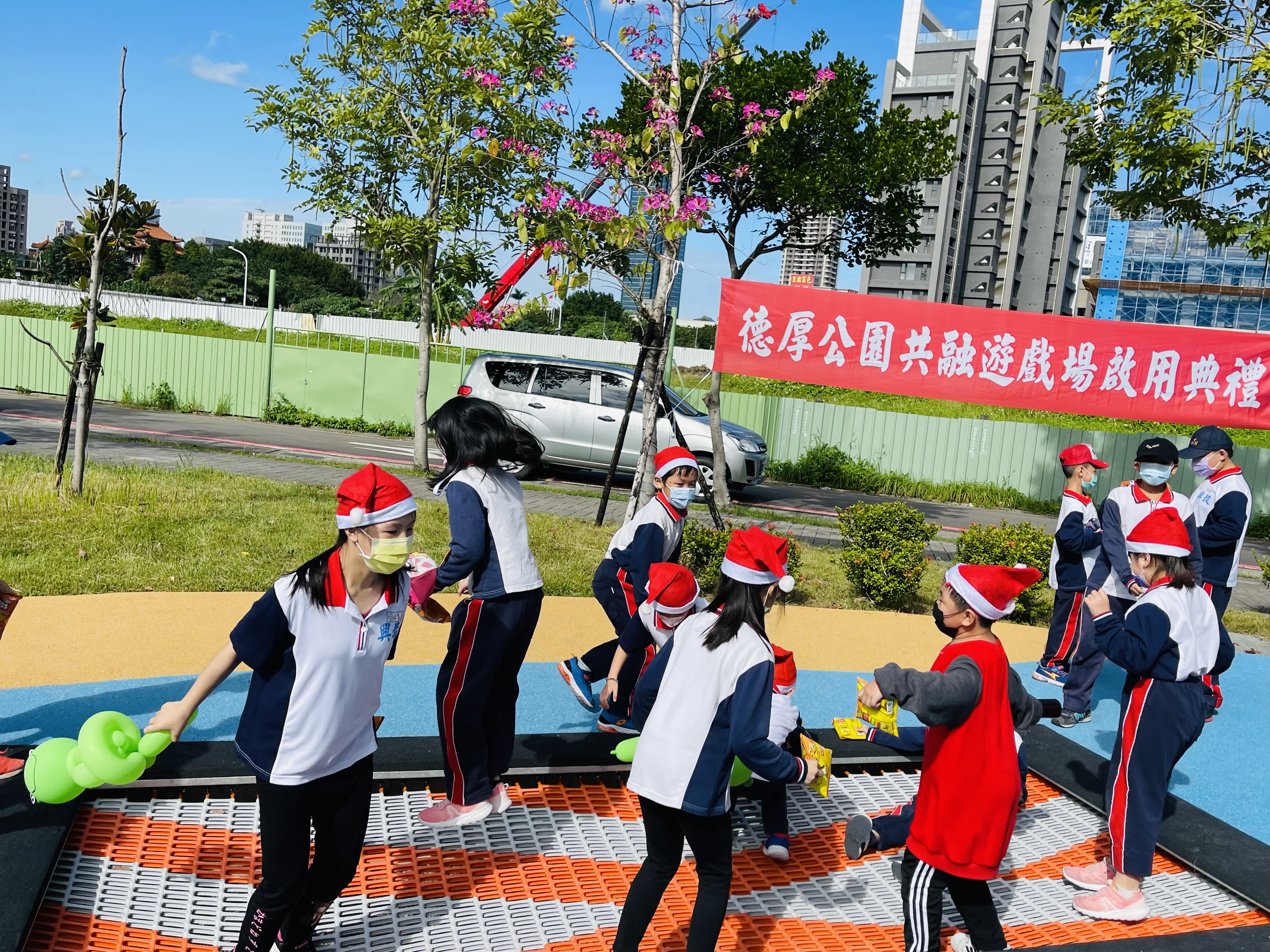 小朋友開心玩起彈跳床.