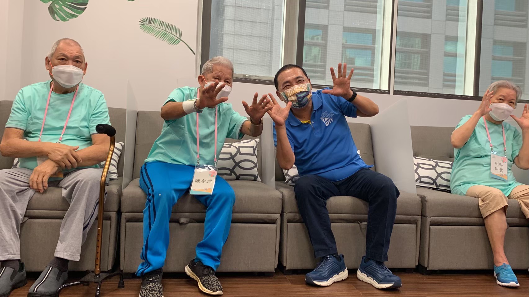 新北市公共托老提供照顧服務及復健等與人交流互動，延緩長輩退化