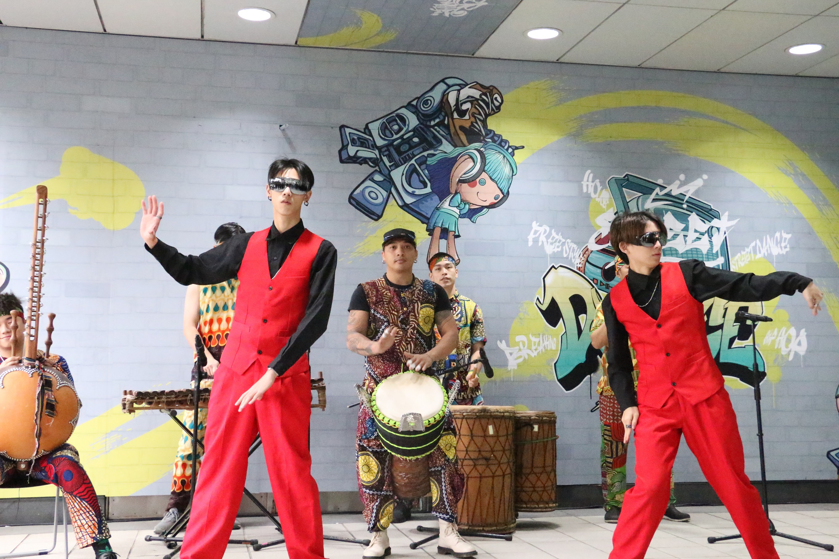 空空把西非擊鼓樂團與兩位Popping舞者為今(17)日泰山FUN舞新空間開幕活動帶來精采演出