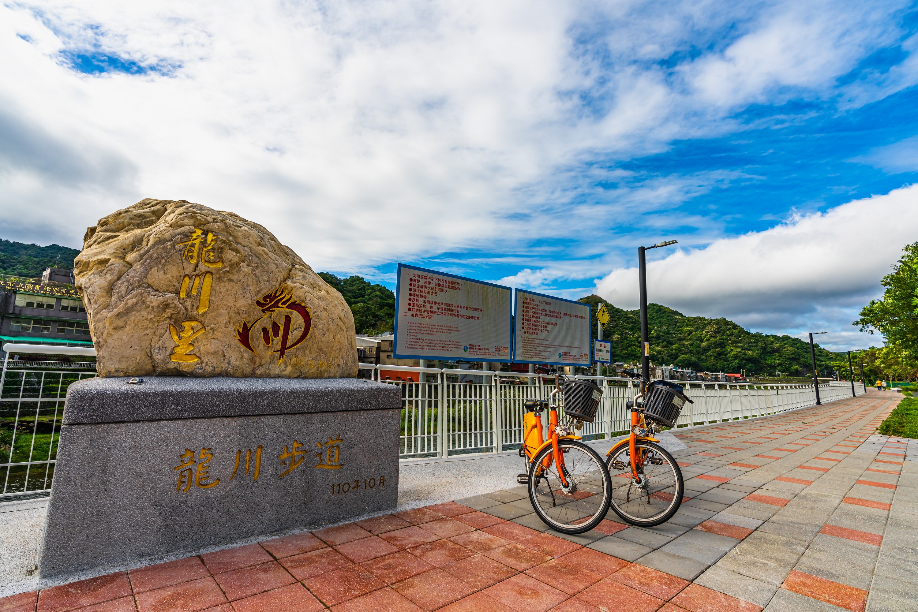 堤頂步道拓寬後，路面平坦舒