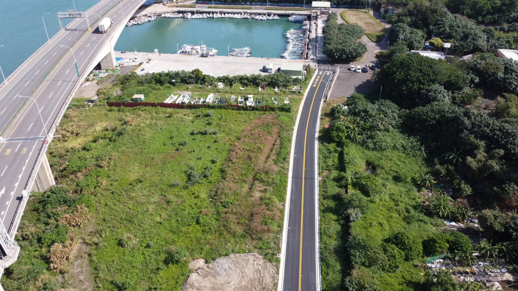 里下罟子漁港聯外道路位於台61線高架橋下方，西側以台15線與台61線交會匝道處為起點，東側連接至下罟子漁港。