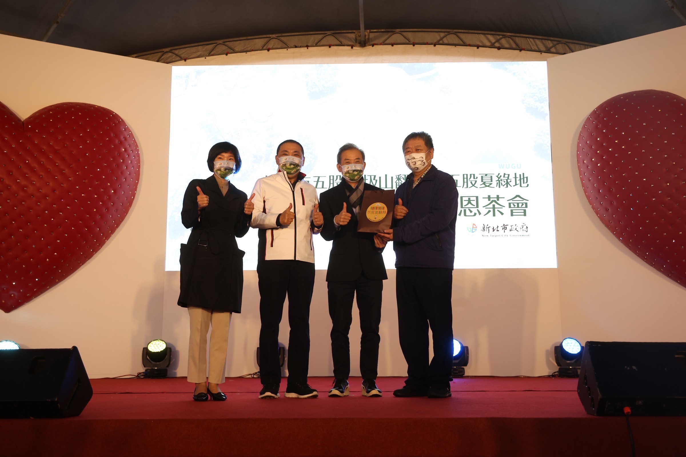 通盈通運股份有限公司李春蓮總經理代表致贈當地美食芋粿巧，象徵翻轉五股 芋見夏綠地