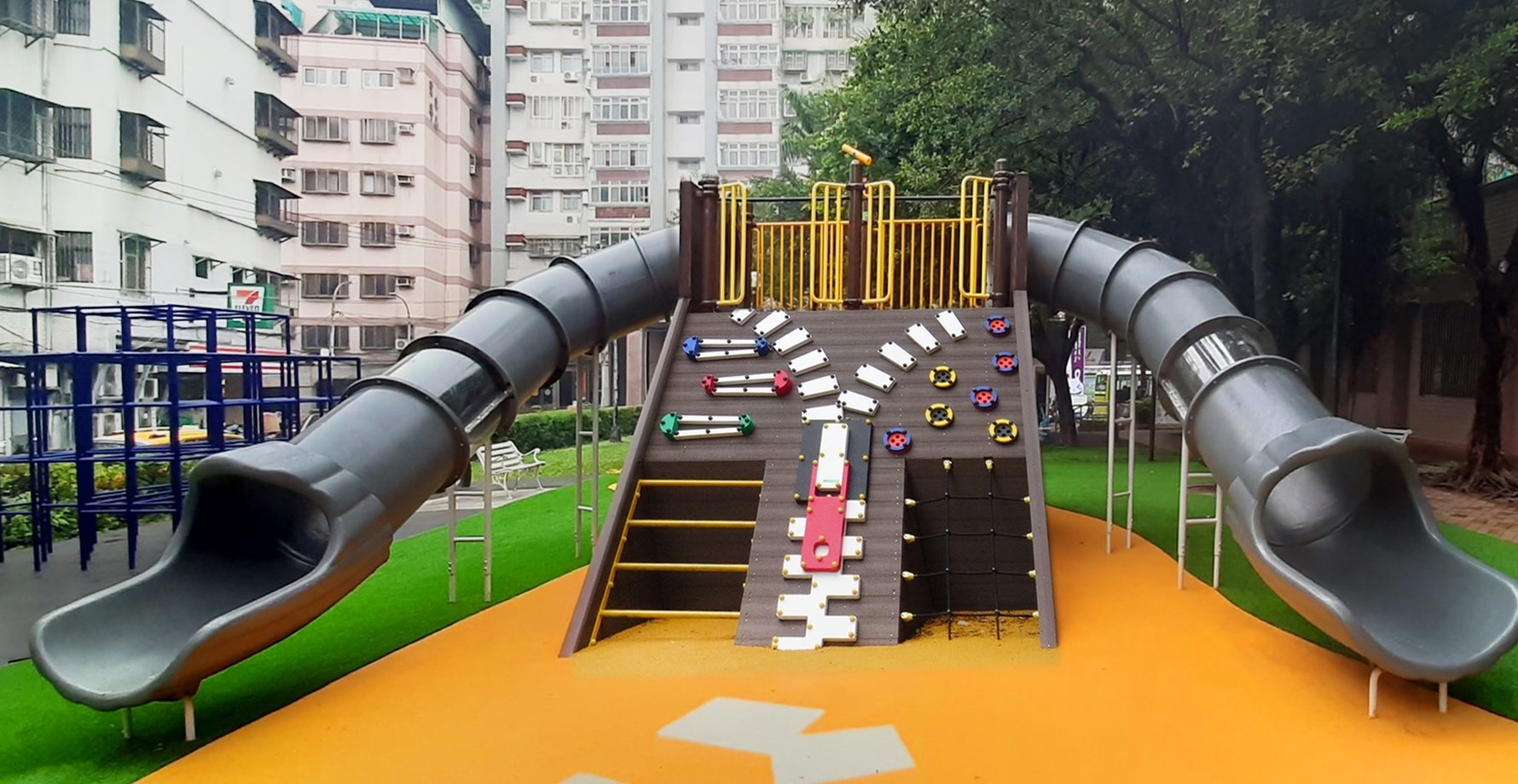 慈化公園鄰近碧華布街商圏，公所便以此為主題，融入鈕扣、拉鍊等元素設計攀爬架、溜滑梯及牛隻造型座椅等設施，融入地方特色。