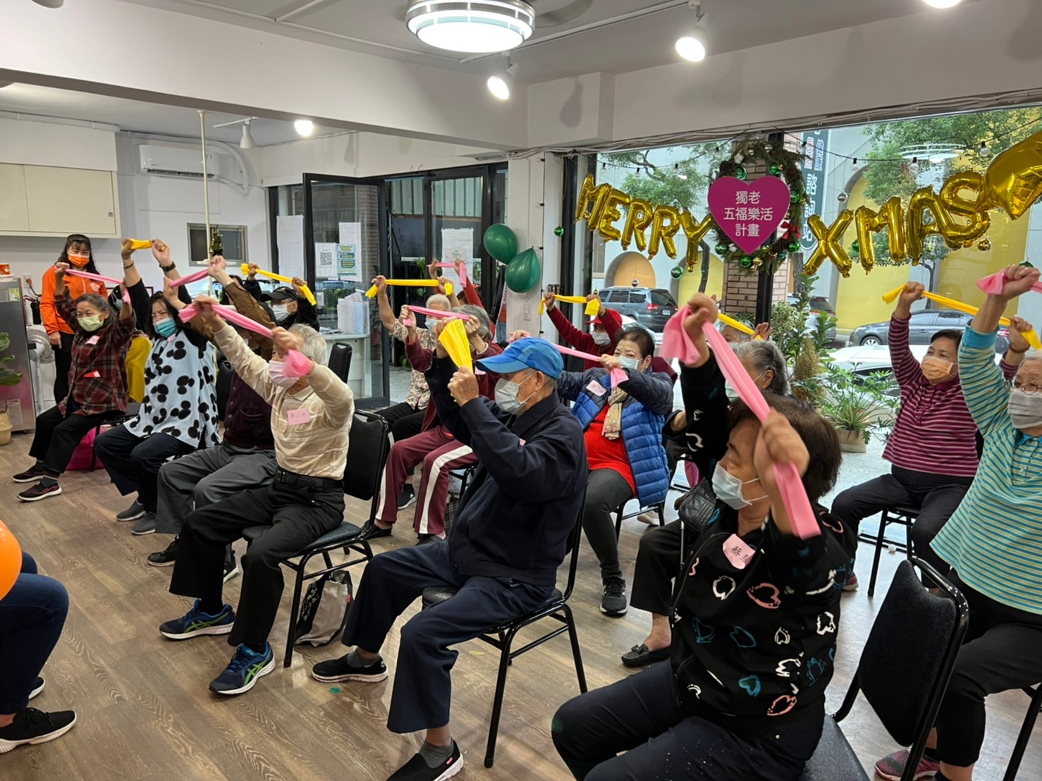新北市齡活居家長照機構在聖誕節前夕邀板橋區深丘里及鄰近獨居長輩到海山據點一起活動  促進健康
