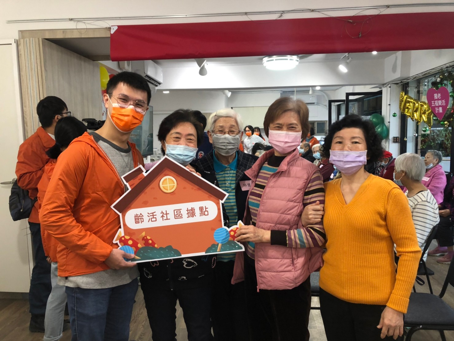 獨居長輩在參與據點活動後與青年開心合影  直說還要再來