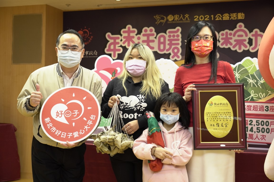 單親小雯媽媽（左2）帶著6歲女兒參與捐贈活動