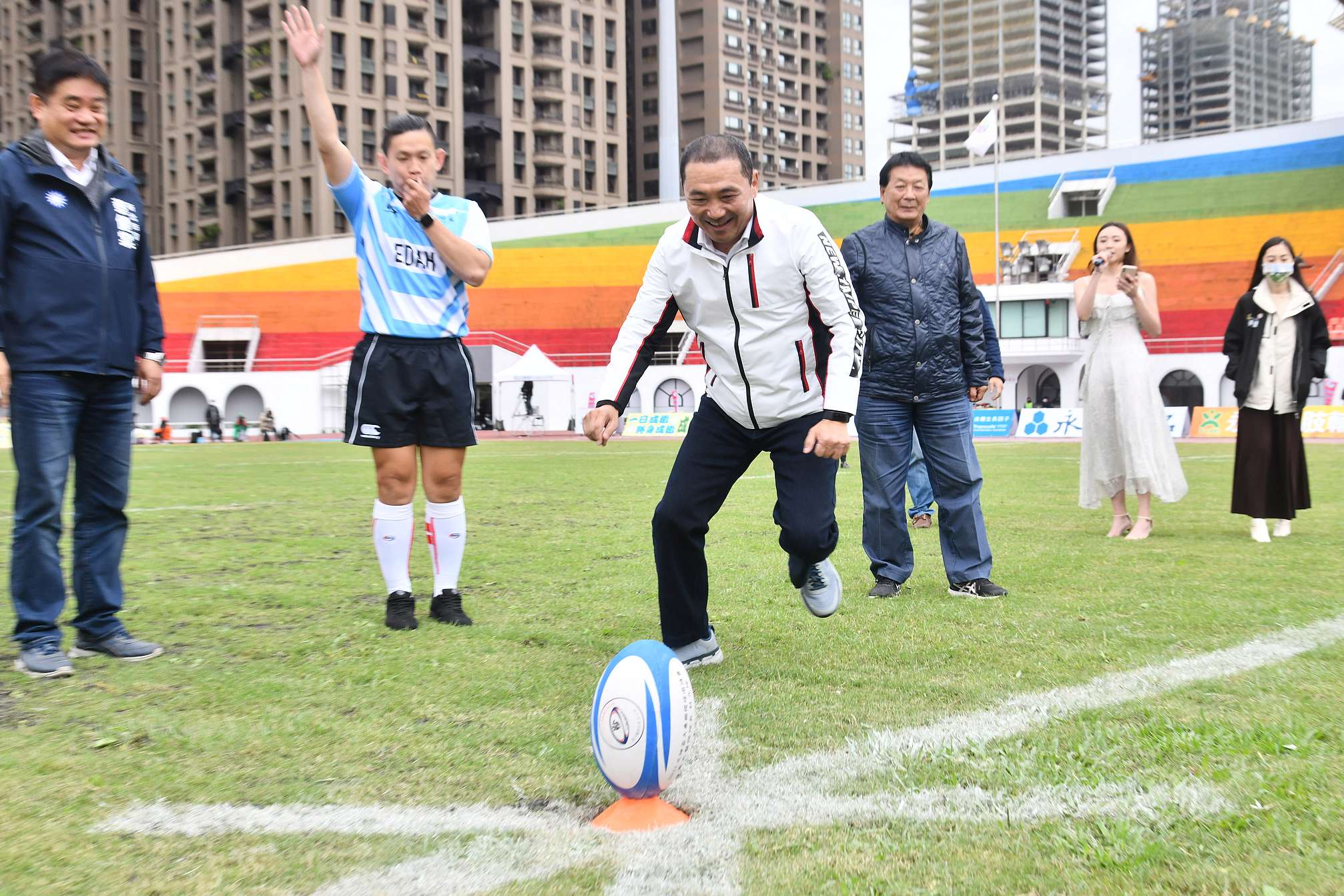 侯友宜為元坤盃大專橄欖球邀請賽開球