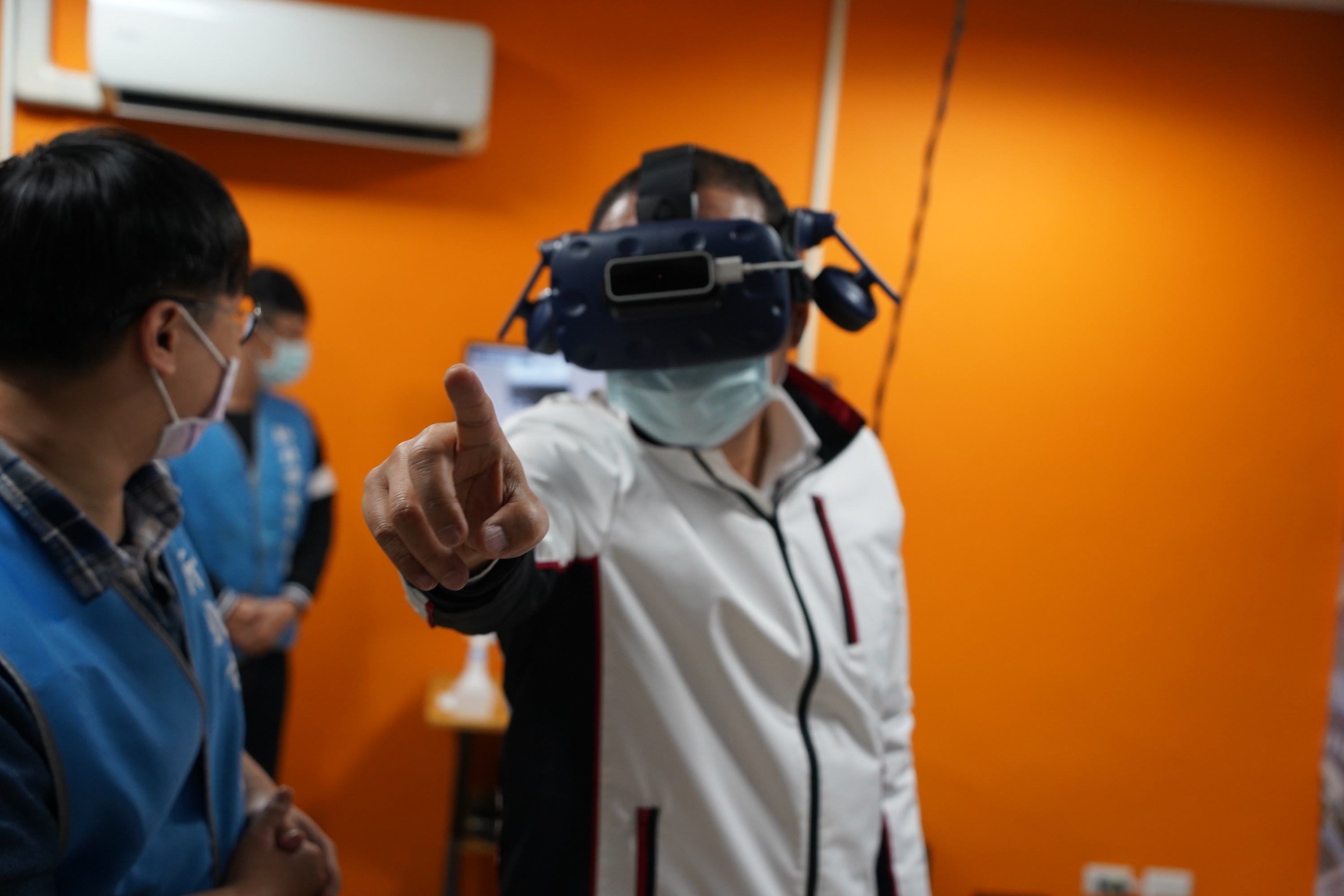 市長透過全罩式頭盔及3D軟體了解各項抽水站機組操作程序