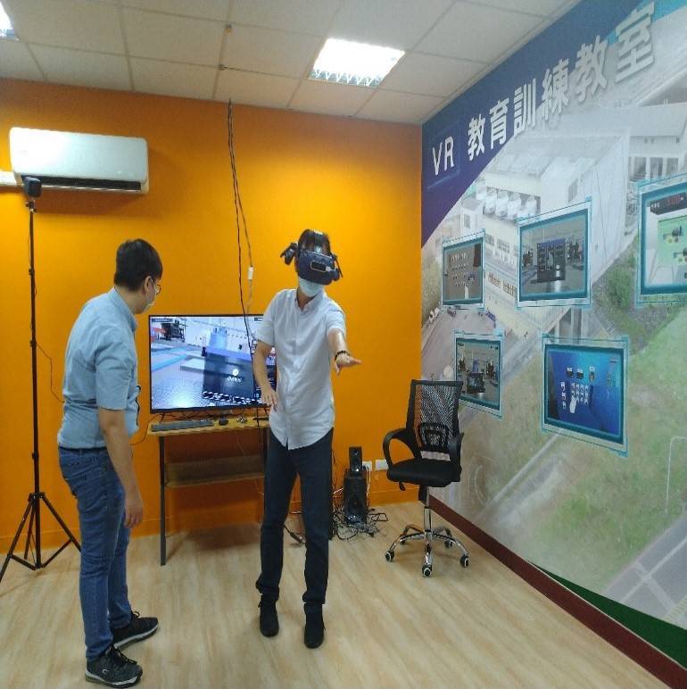 透過全罩式頭盔及3D軟體，利用光學感測器及空間定位設備，打造與抽水站相同場景