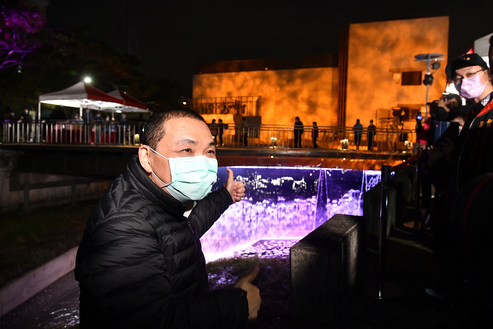 新北市長侯友宜今(28)日宣布鴨母港水影光雕正式啟用。