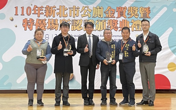 程大維局長與優質公廁獎得獎者合照