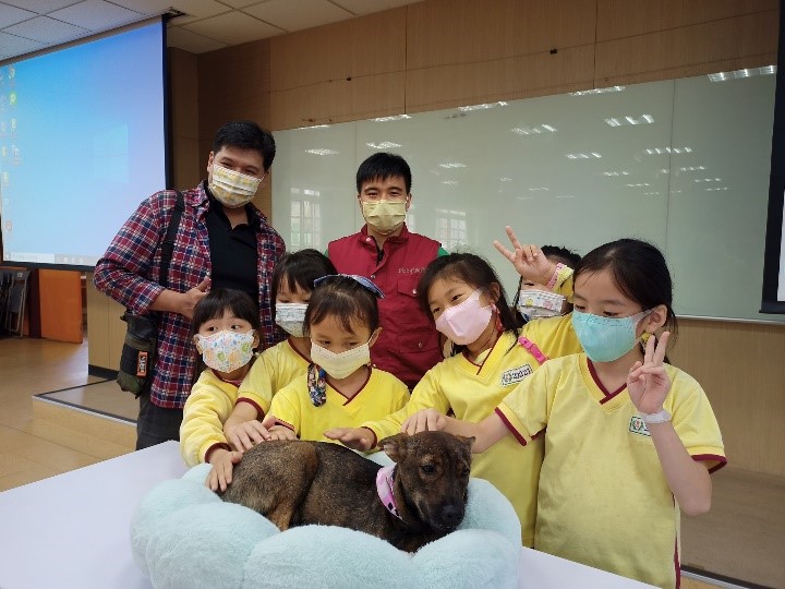 小朋友聽聞到小魚兒故事都爭先恐後地來拍照。