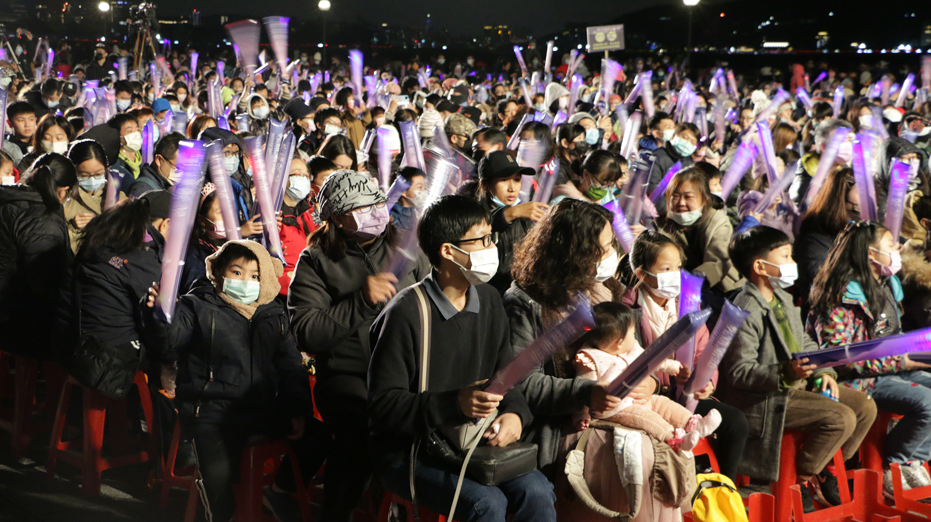 現場民眾手持加油棒與舞台熱情互動