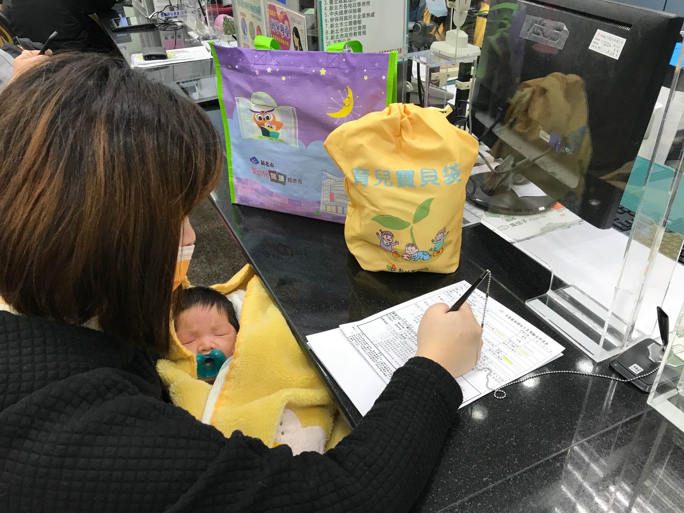 生育獎勵新制併計北北基桃設籍時間，且同性配偶也受惠，全年預計超過3000家庭受惠。