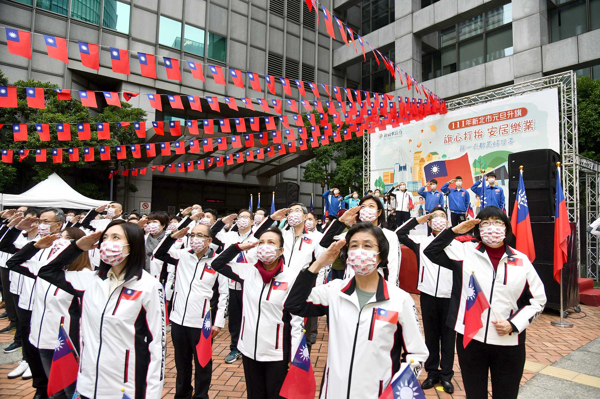 侯友宜率市府團隊高唱國歌