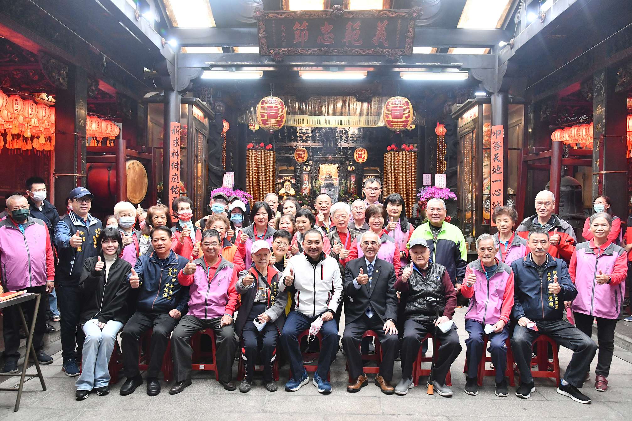 新北市長侯友宜今(2)日前往新莊慈祐宮、武聖廟及地藏庵參拜祈福並視察宮廟防疫情形。