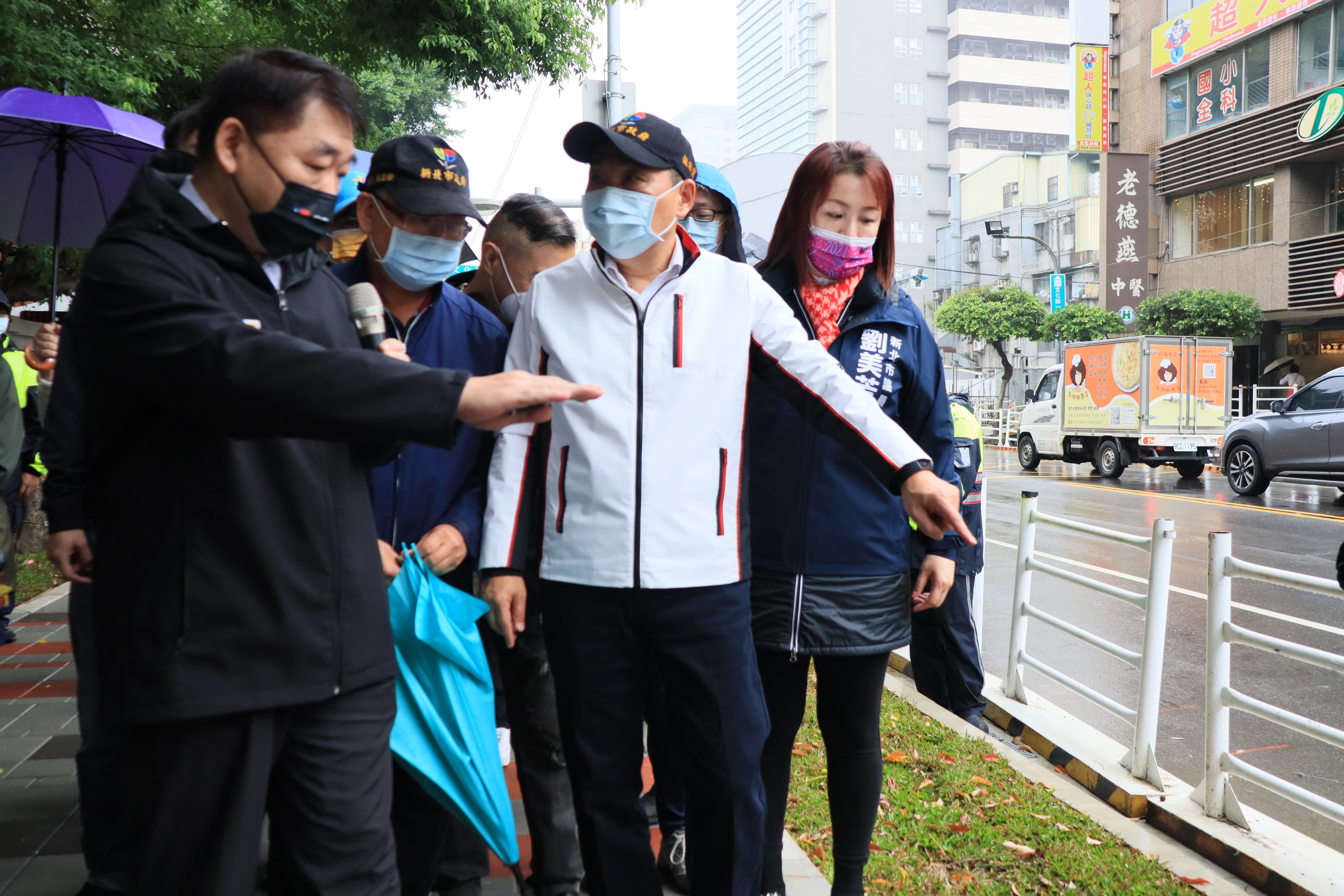 新北市長侯友宜12月24日前往視察施工中的「文化路、北門街、西門街人行時空廊道改造工程」，並由養工處長馮兆麟(左)說明人行道旁植栽規劃。