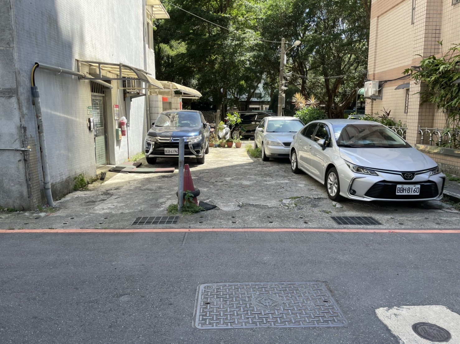 新店區二十張路129巷2弄打通前，地方反應該巷弄長期為私人停車占用，導致車輛無法通行。