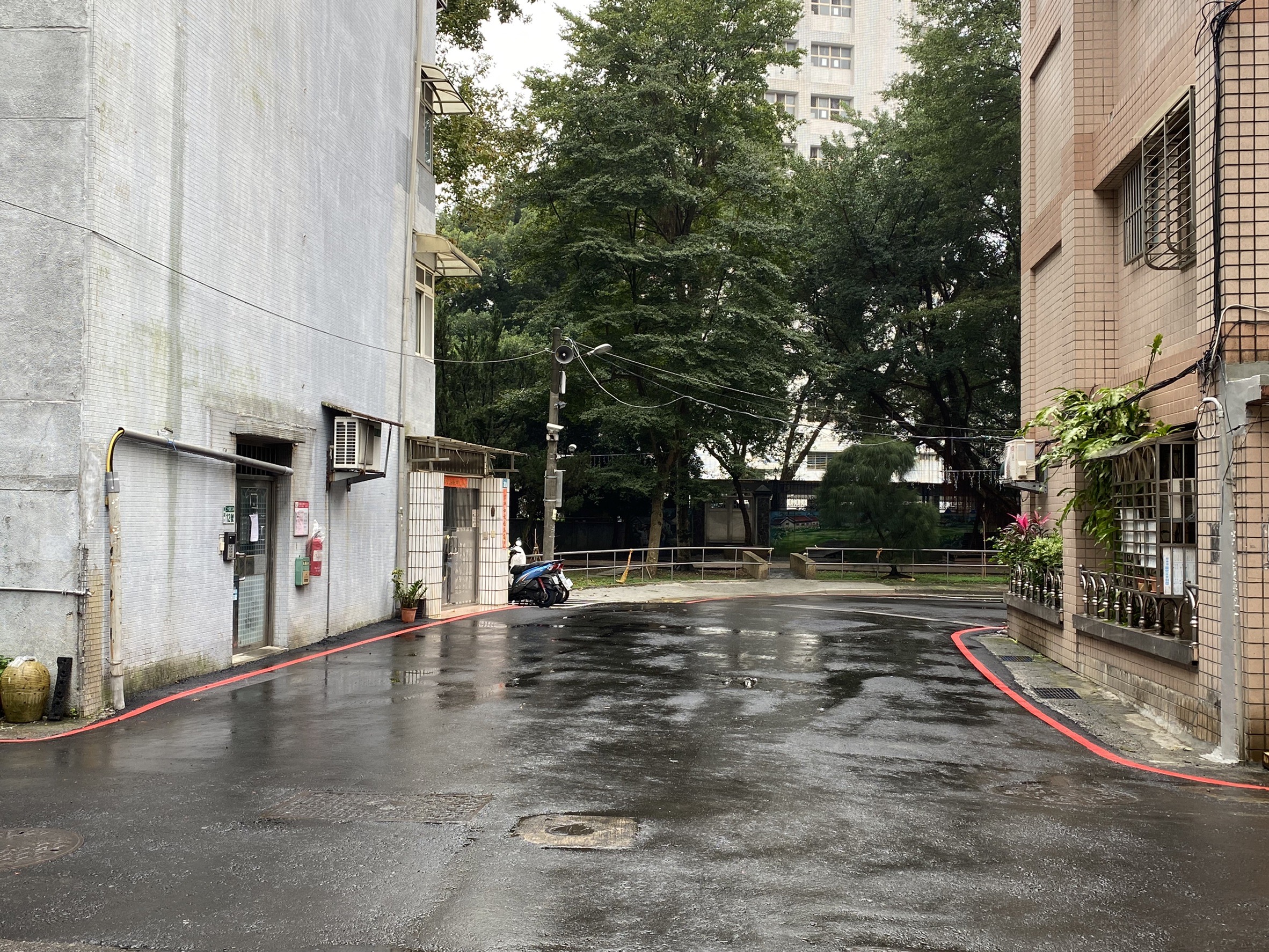 新店區二十張路129巷2弄完成瓶頸打通，讓附近居民免去繞道之苦。