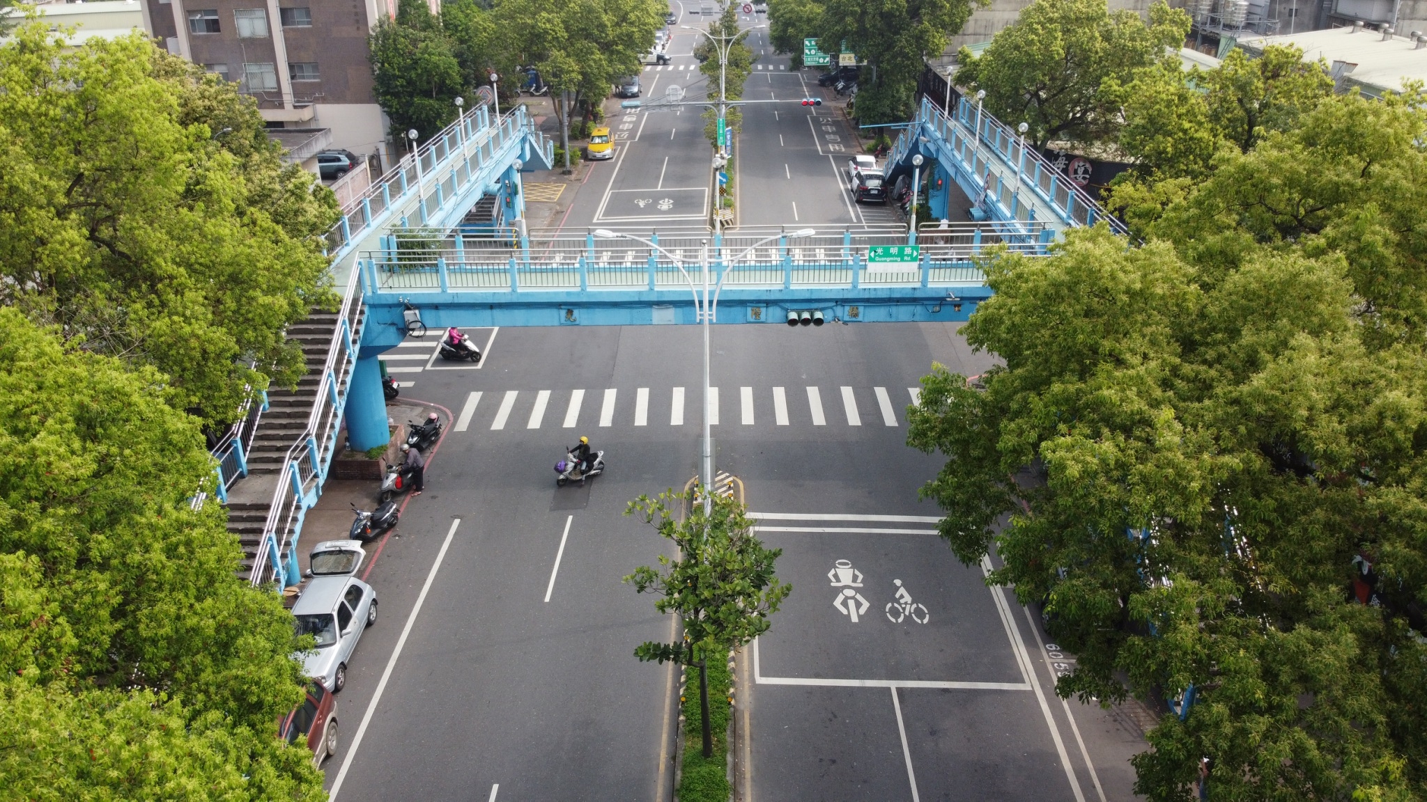 三峽光明陸橋拆除前，陸橋樓梯墩柱占據大部分人行道空間，造成行人通行動線不良。
