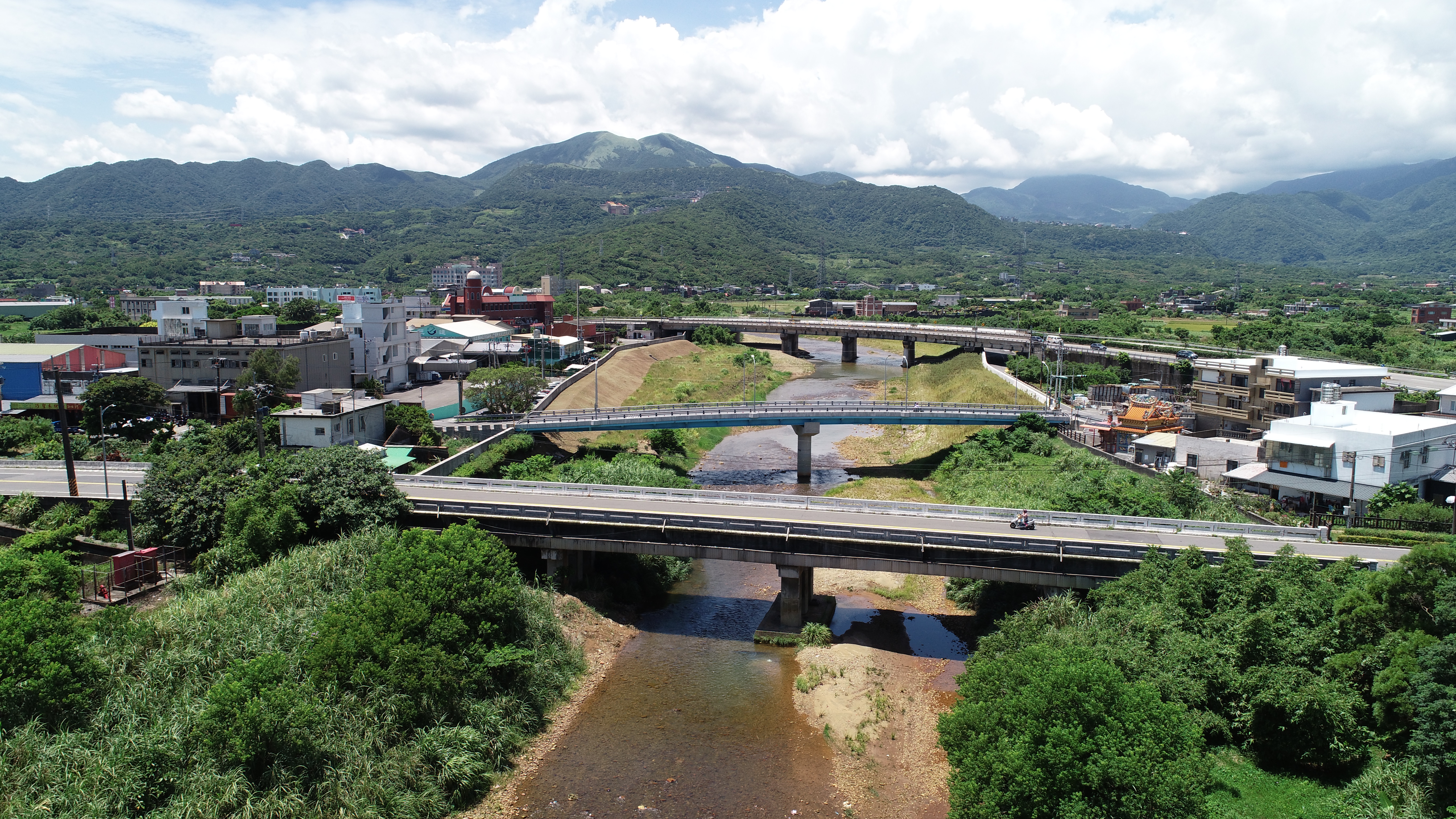 為改善金山區磺溪四十號橋橋梁結構強度，新北市政府養工處獲得中央補助，籌編1.23億元辦理舊橋改建，預計今年底完工通車。