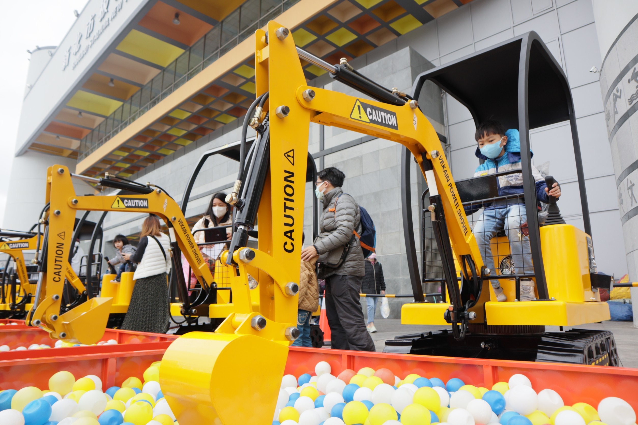 由新北市工務局首創的親子路平親子園遊會今(8)日於板橋第一體育場舉行，現場包含工程服裝體驗及施工測量工具教學等闖關遊戲，小朋友還能親自操作迷你挖土機，扮演一日工程師。
