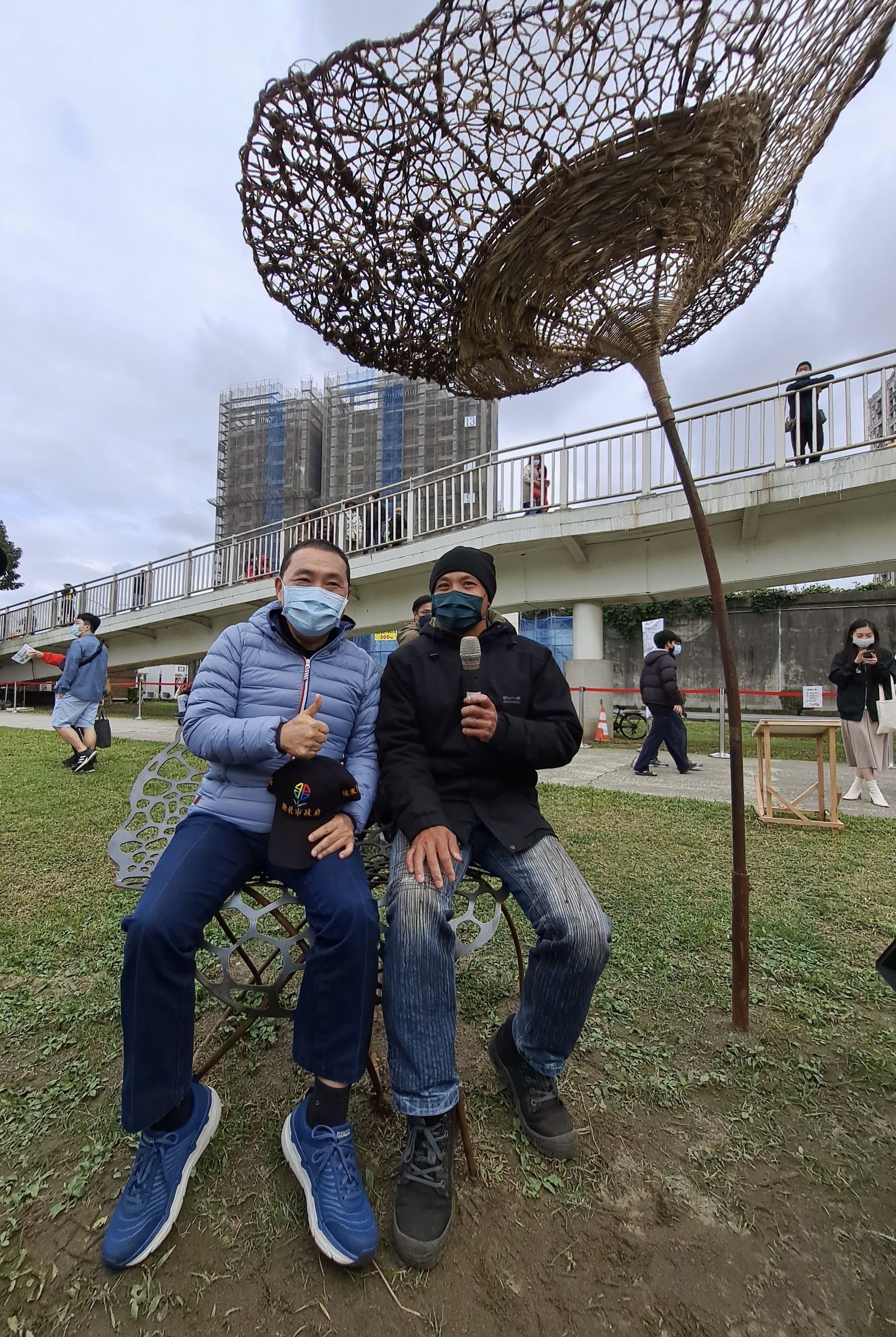 板橋新月橋下的新海二期人工濕地展出共14組藝術創作品