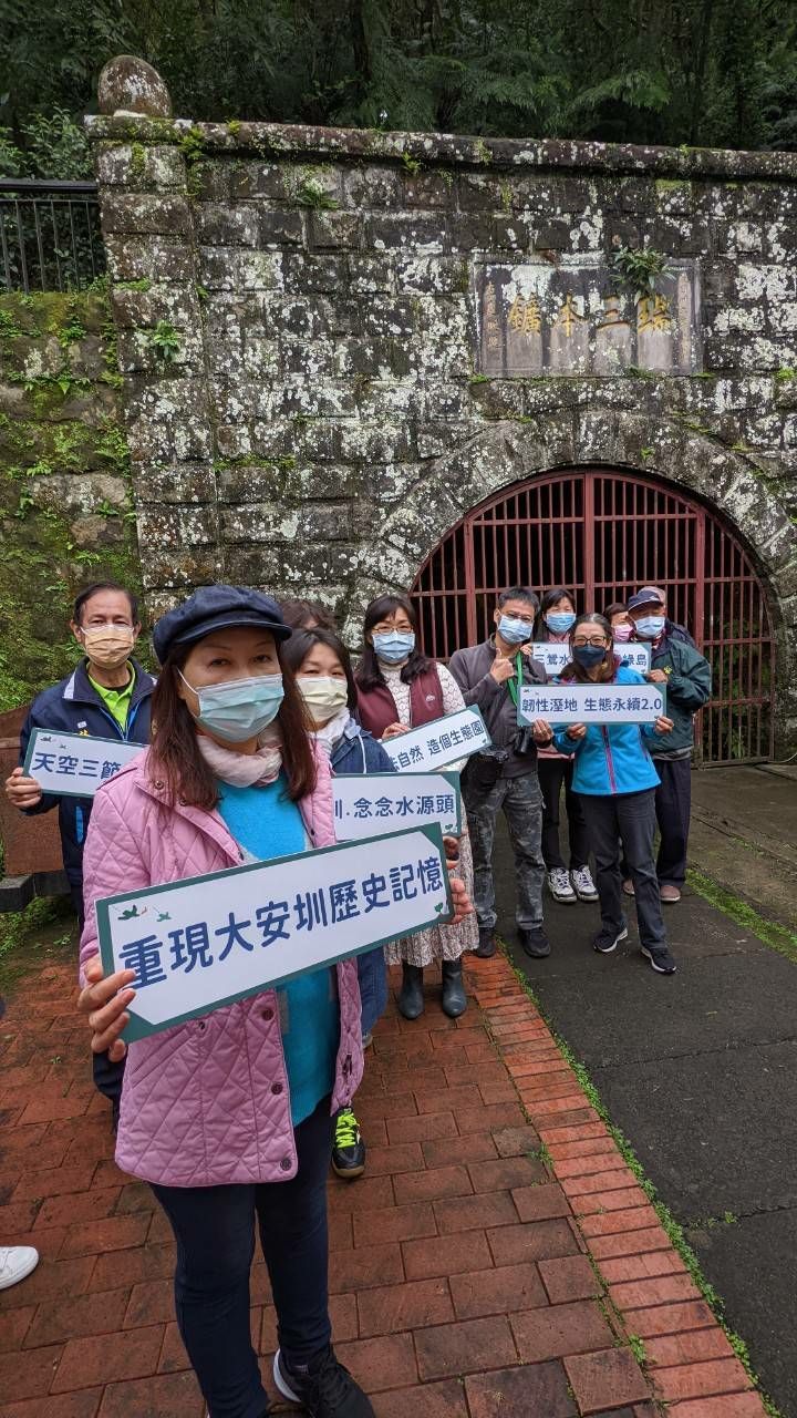社規師們於瑞三本鑛前合影
