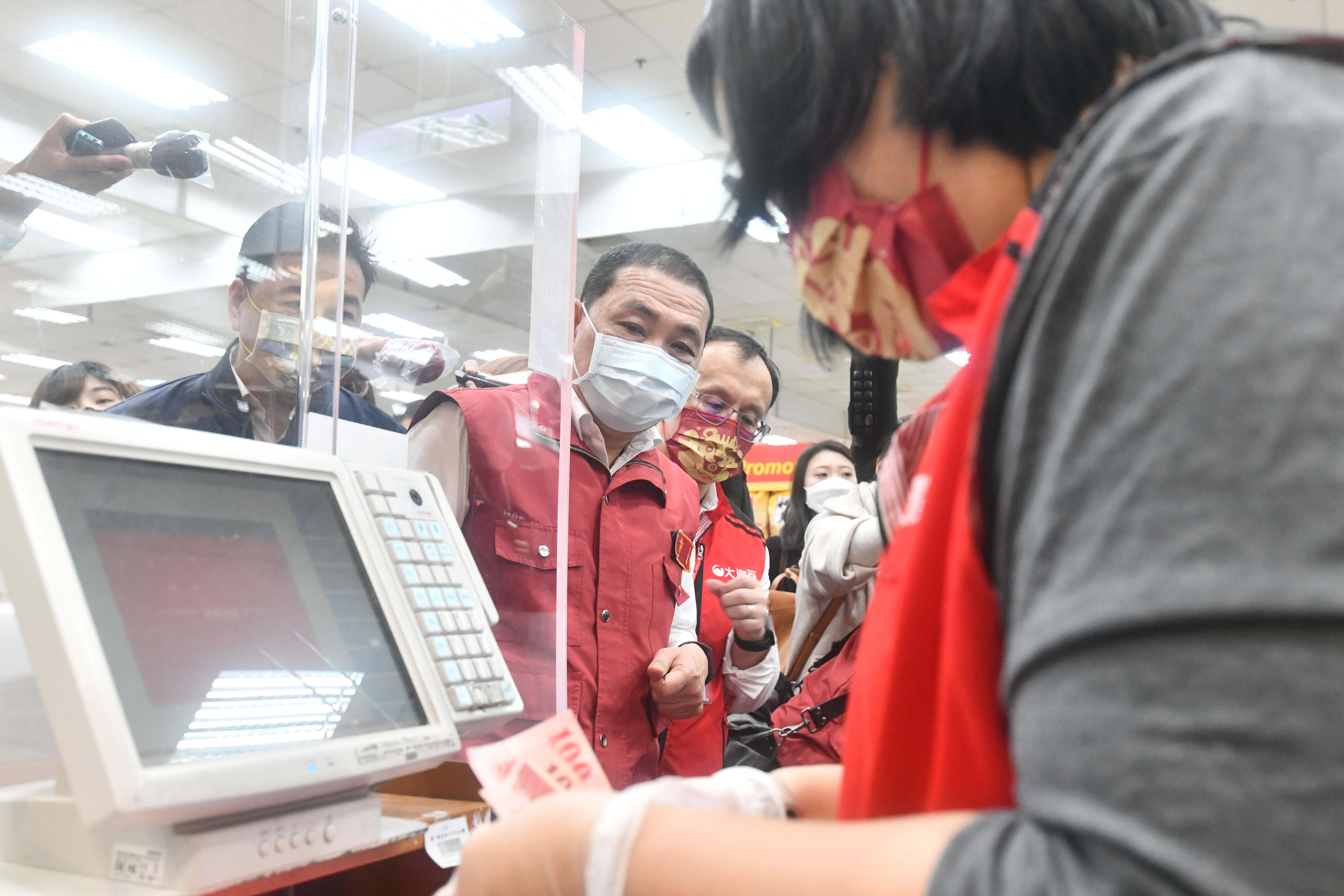 採買過程不可以試吃，結帳櫃台一定做好清消工作。