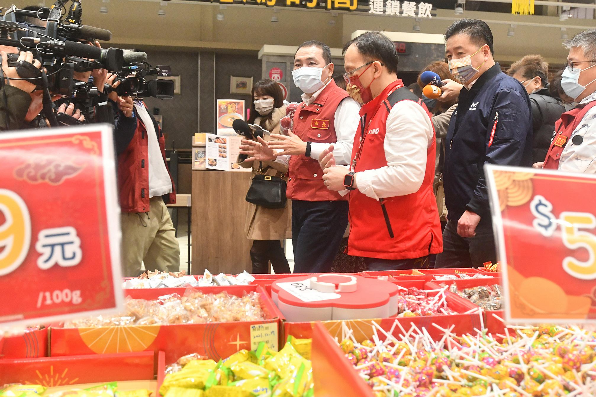 侯友宜市長一早到大潤發土城店視察防疫措施，再三叮嚀大賣場實聯制、量體溫、戴口罩、保持安全距離，特別是進場要用三明治的酒精洗手法。