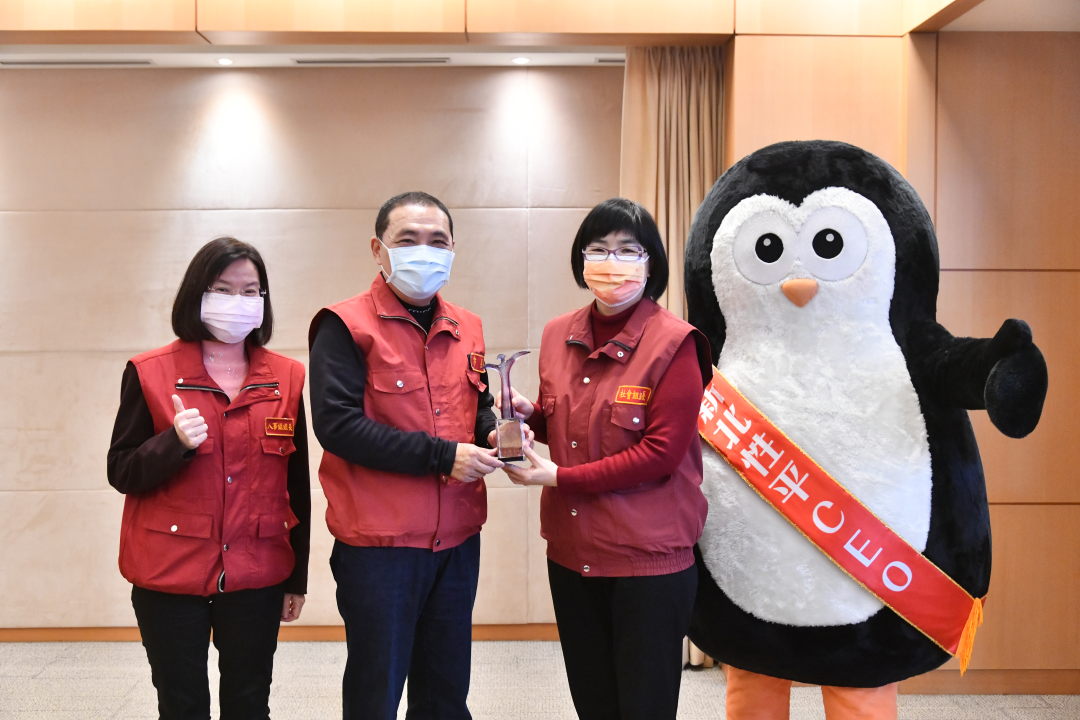 今(12)日市政會議上，社會局局長張錦麗(右)與人事處處長郭素卿(左)共同將金馨獎榮耀獻給市長