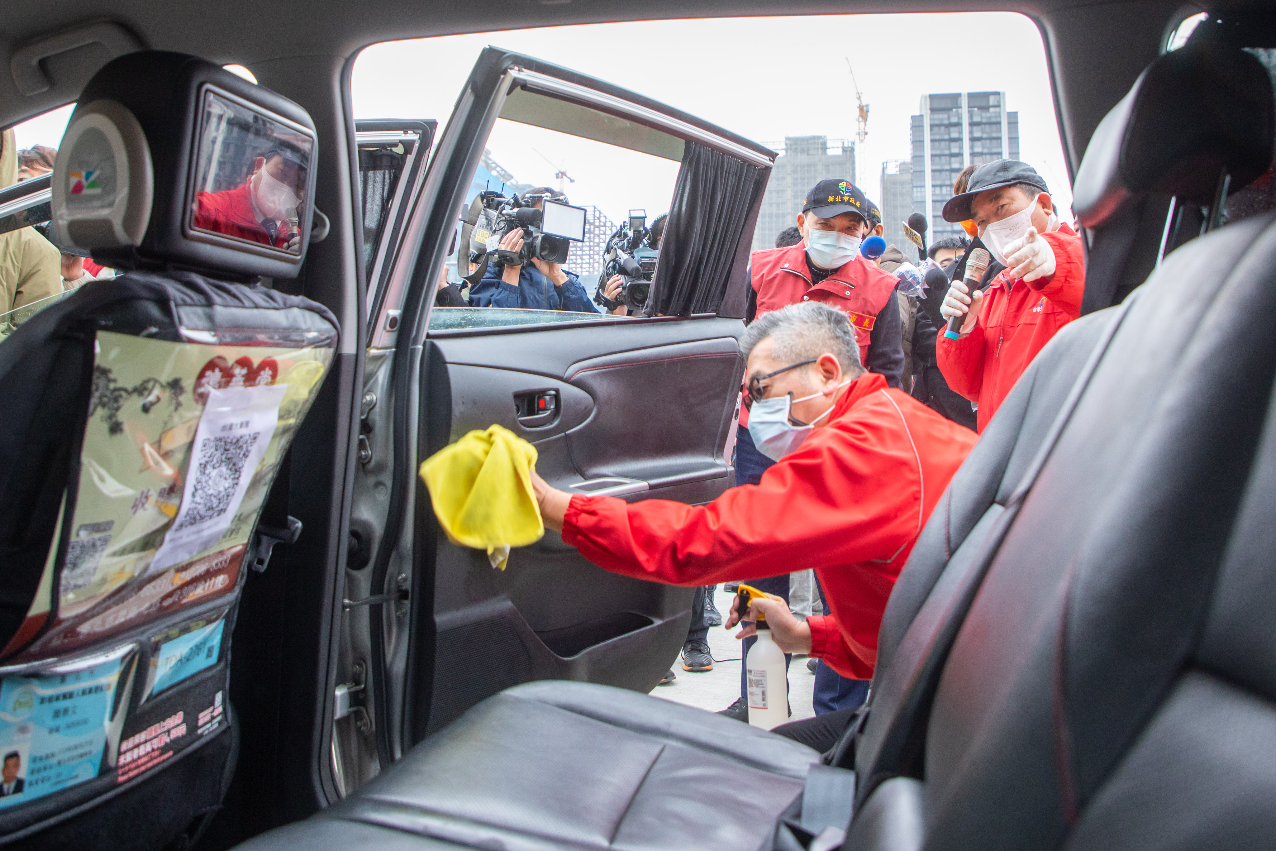 侯友宜市長視察防疫計程車防疫措施及清消