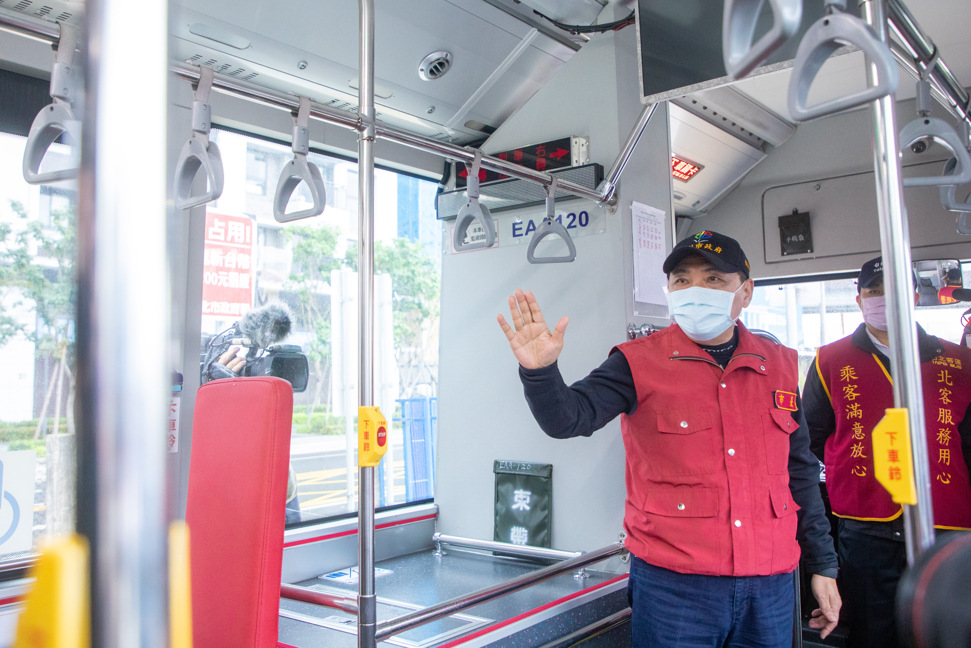 新北市府要求公車業者以三級警戒規格執行防疫管理，不讓公共運輸成為防疫破口