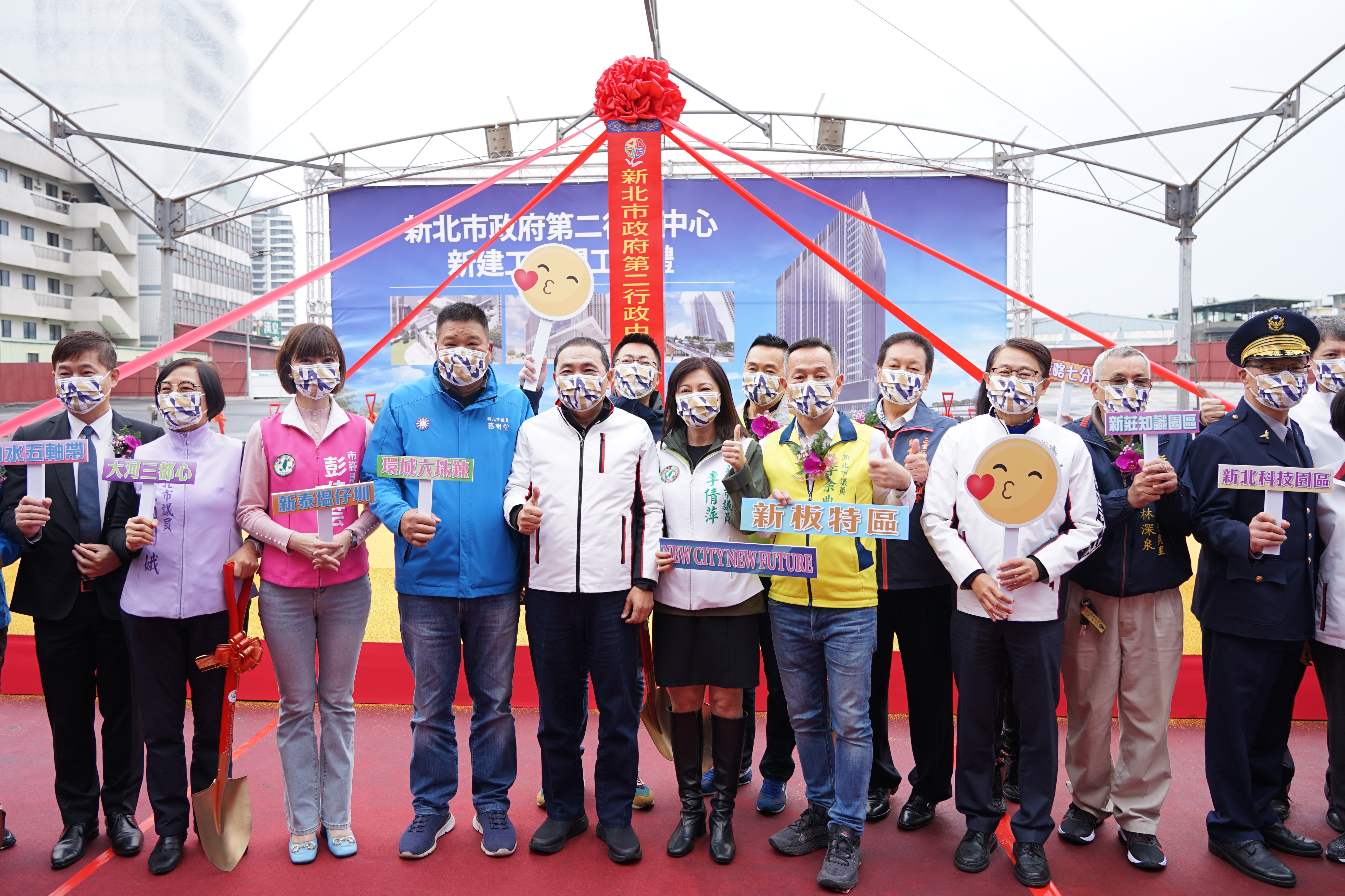 新北第二行政中心動土典禮與會貴賓合影(左五：新北市長侯友宜)