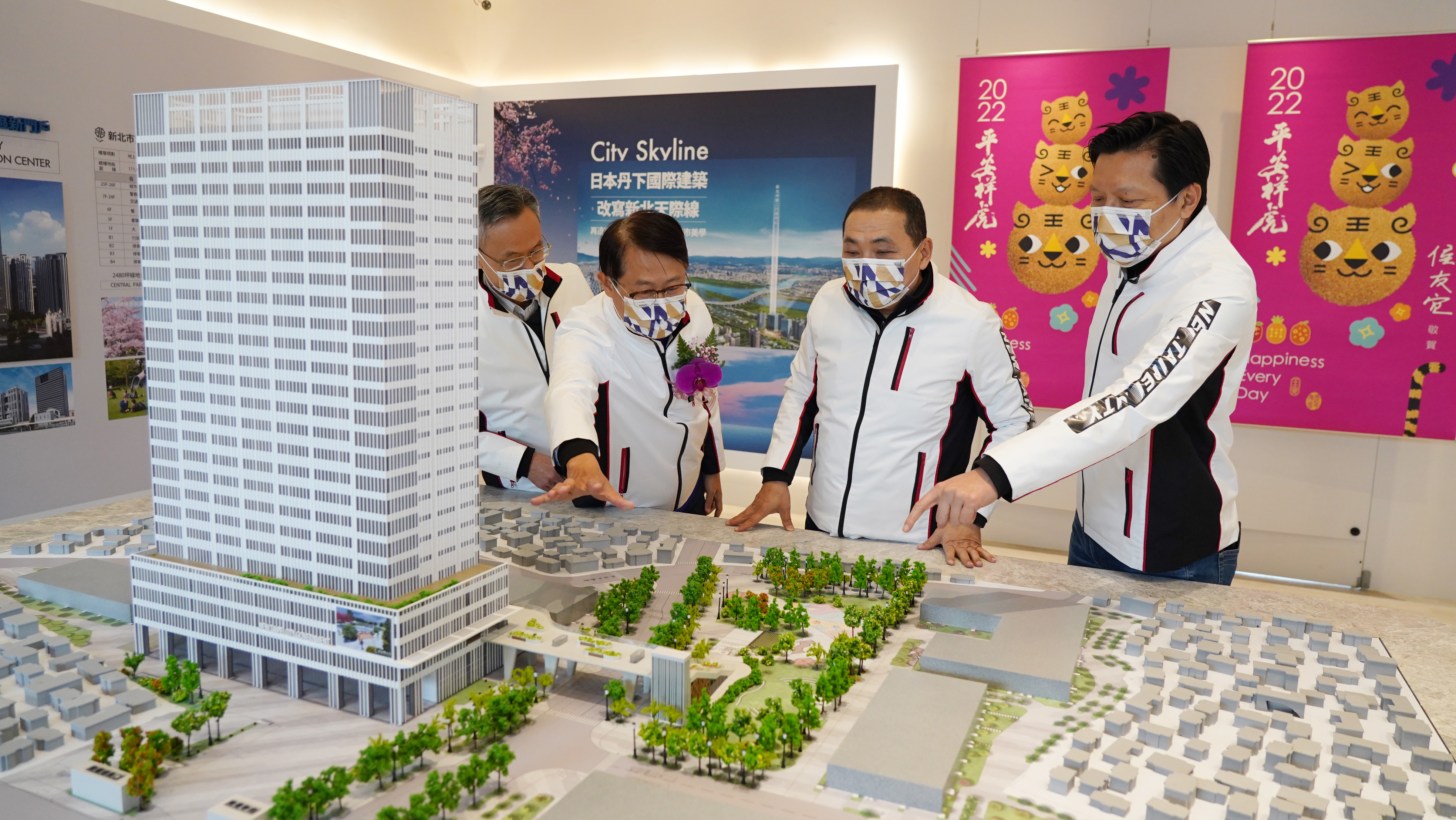 市府視察第二行政中心模型(左起：工務局長詹榮鋒、副市長陳純敬、市長侯友宜、副秘書長朱惕之)