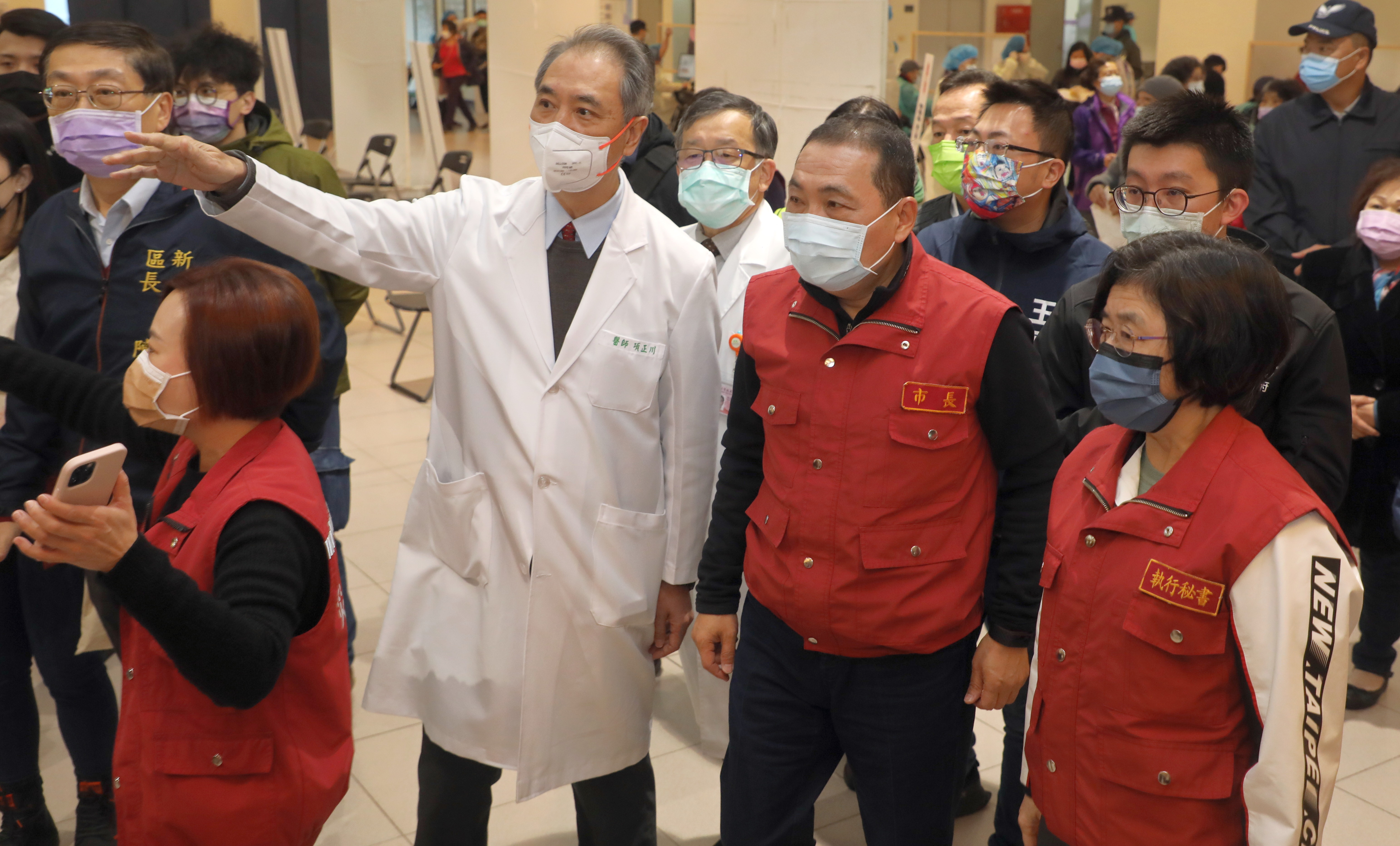 侯市長表示，新北市年前符合接種第3劑疫苗共128萬人，市府規劃3大管道接種點，期盼趕在疫情變化再起前衝高施打量。