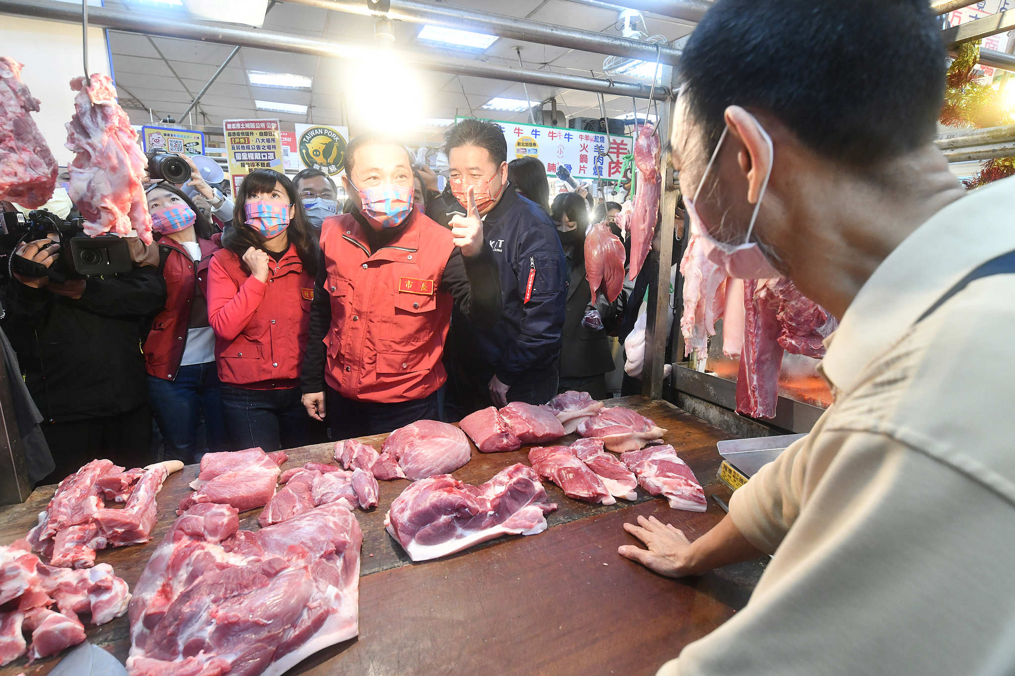 侯市長表示，各市場務必落實基本防疫措施，並加強人流管控。