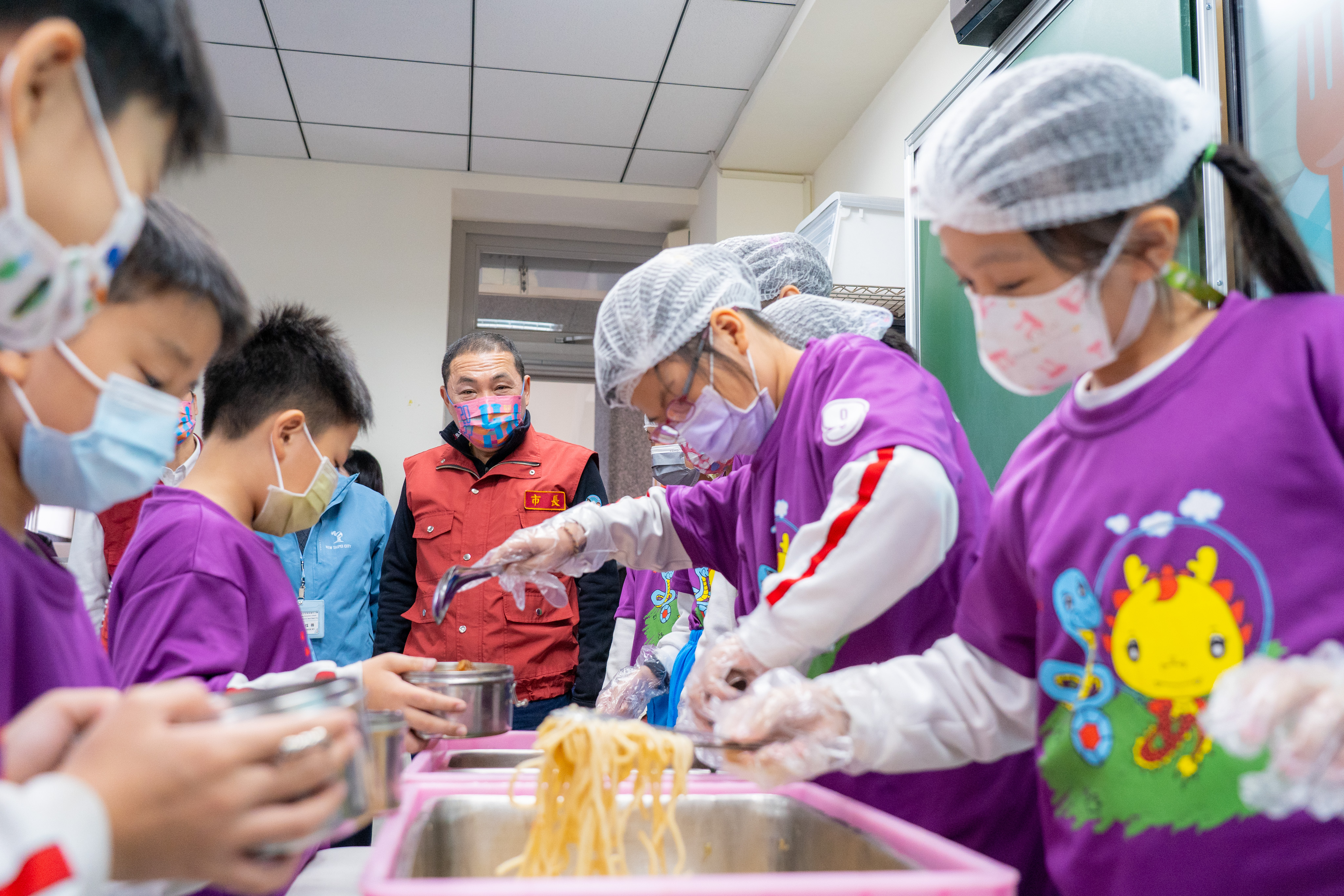 侯友宜市長視察校園用餐防疫措施