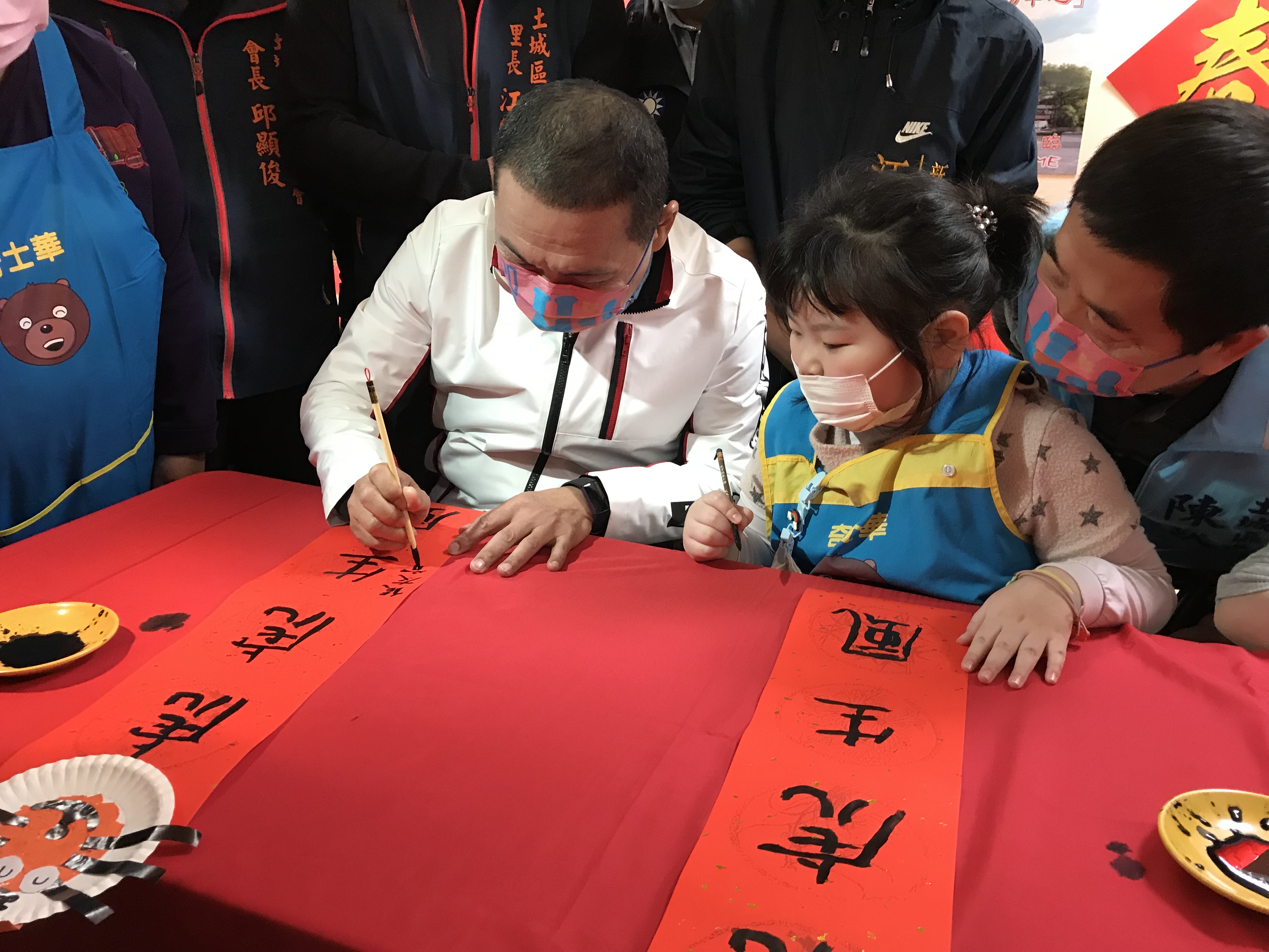 侯友宜也和與會小朋友作畫春聯同樂