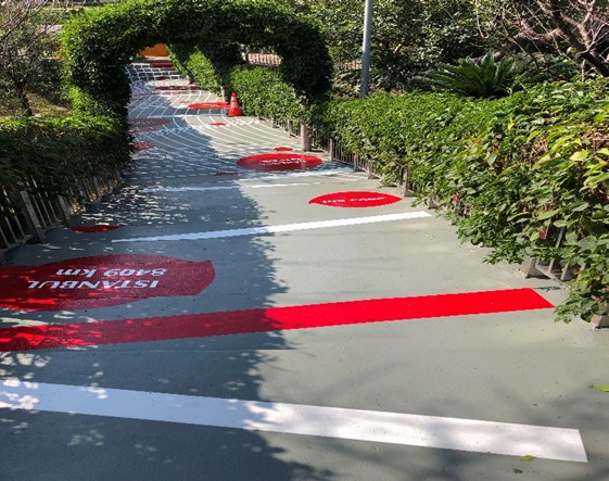 永吉公園內最富盛名的炮仗花拱門花廊，搭配以「鶯歌與世界的距離」為主題的彩繪步道