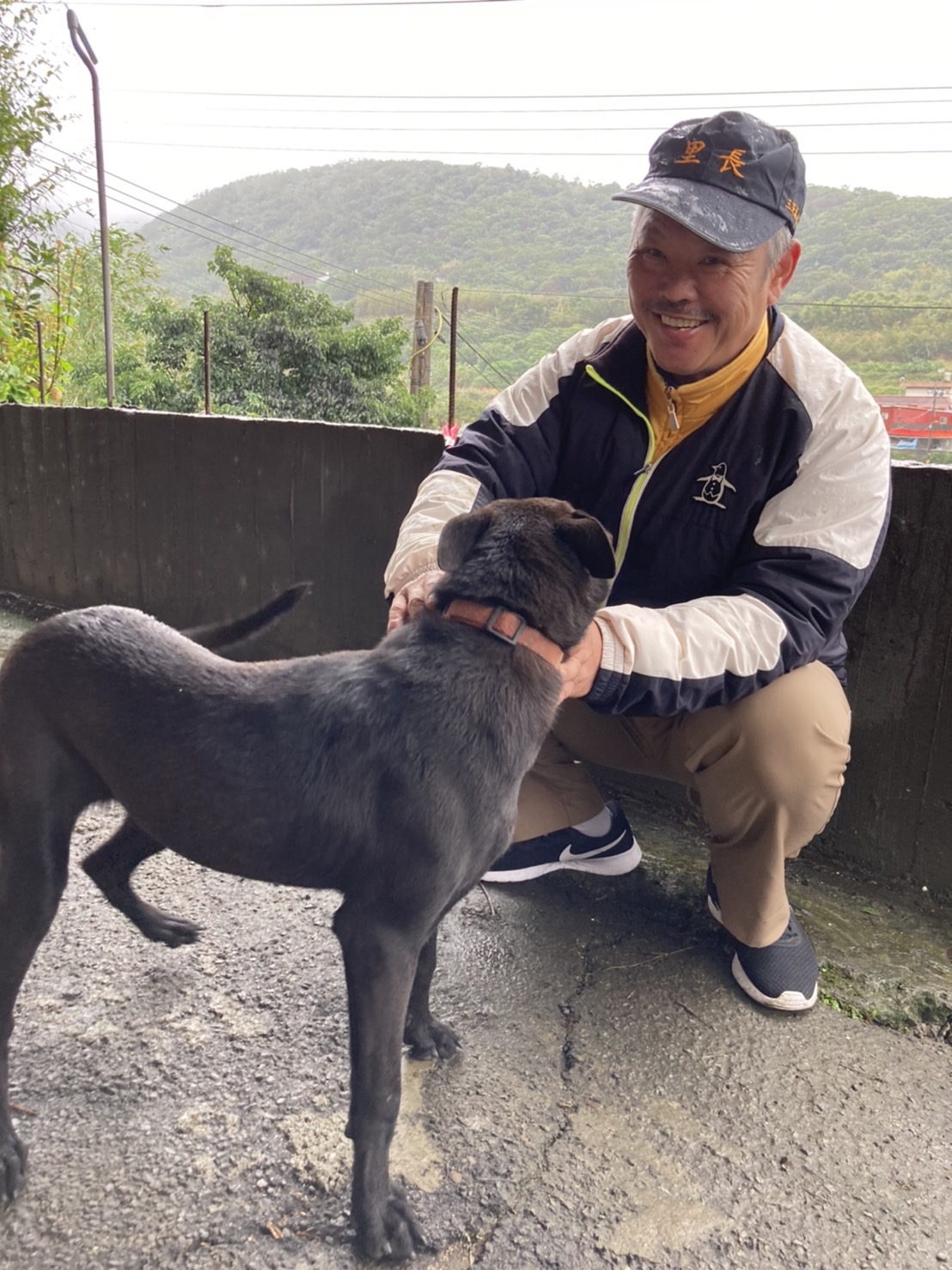 楊振蜂里長及於三芝動物之家認養的饅頭