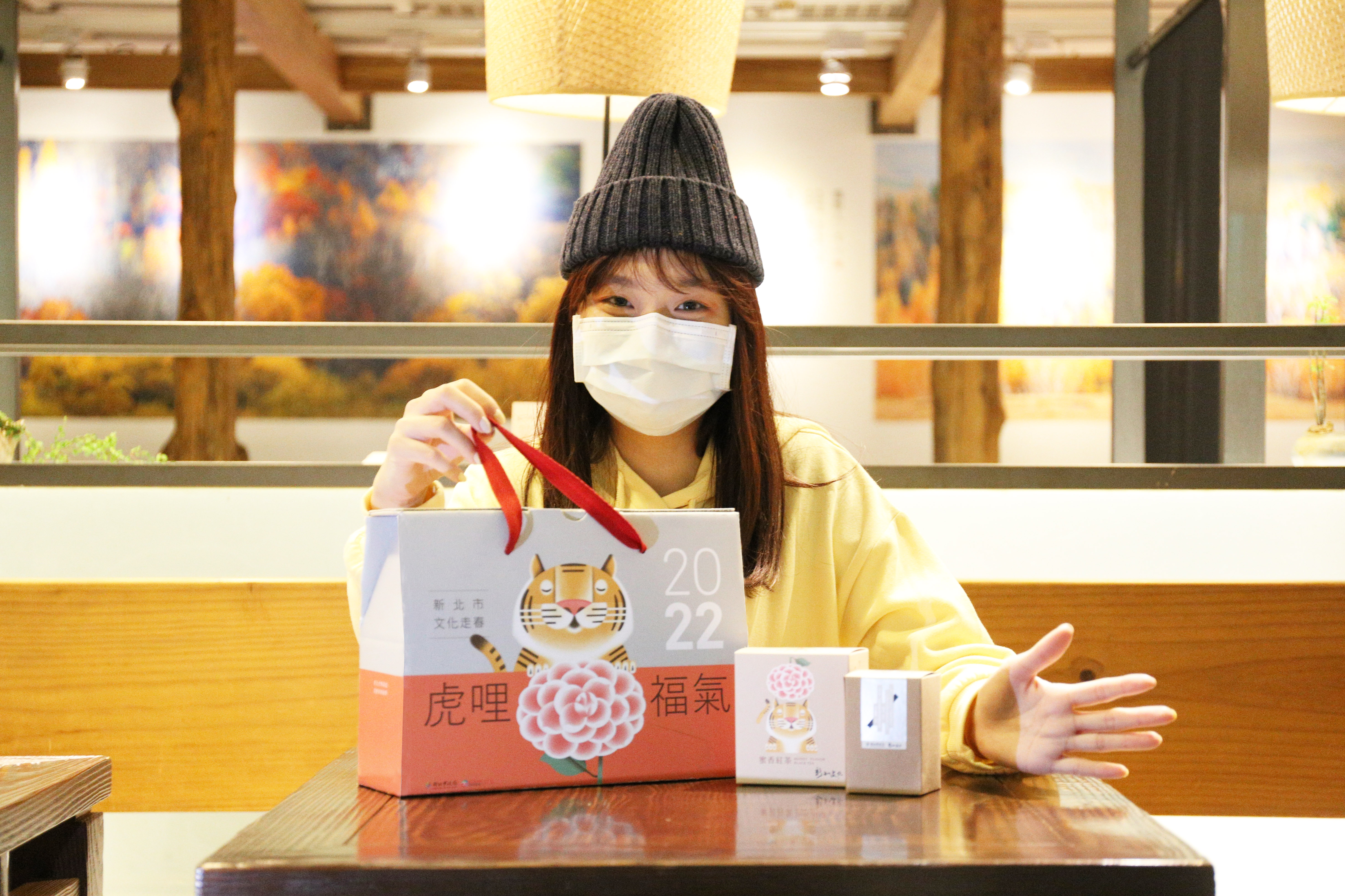 數量有限的虎年限定文創品-虎哩福氣新春福箱自1月23日起開賣，歡迎民眾至新北市五館一園選購開箱